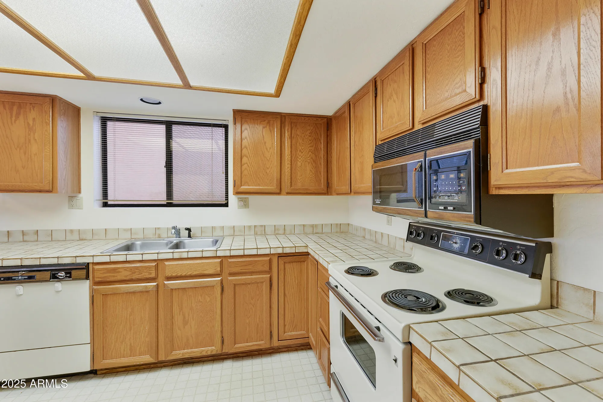 Property Slideshow image 3 of 55 | 9576 e fairway blvd, Sun Lakes, AZ, 85248