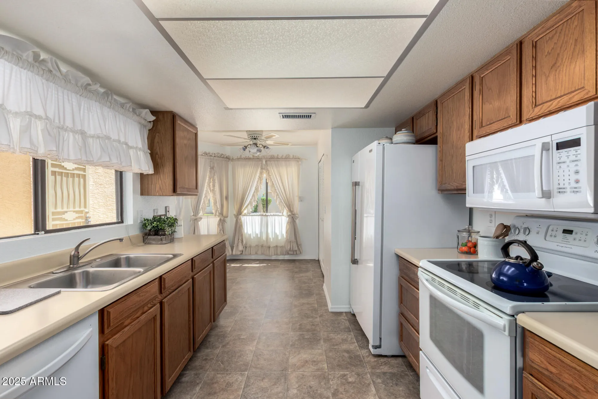 Property Slideshow image 12 of 29 | 617 s arrowwood way, Mesa, AZ, 85208