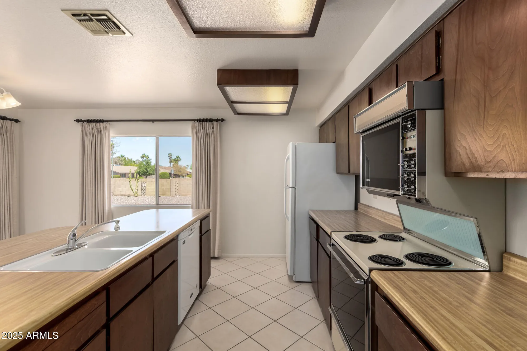 Property Slideshow image 13 of 29 | 11627 s iroquois dr, Phoenix, AZ, 85044