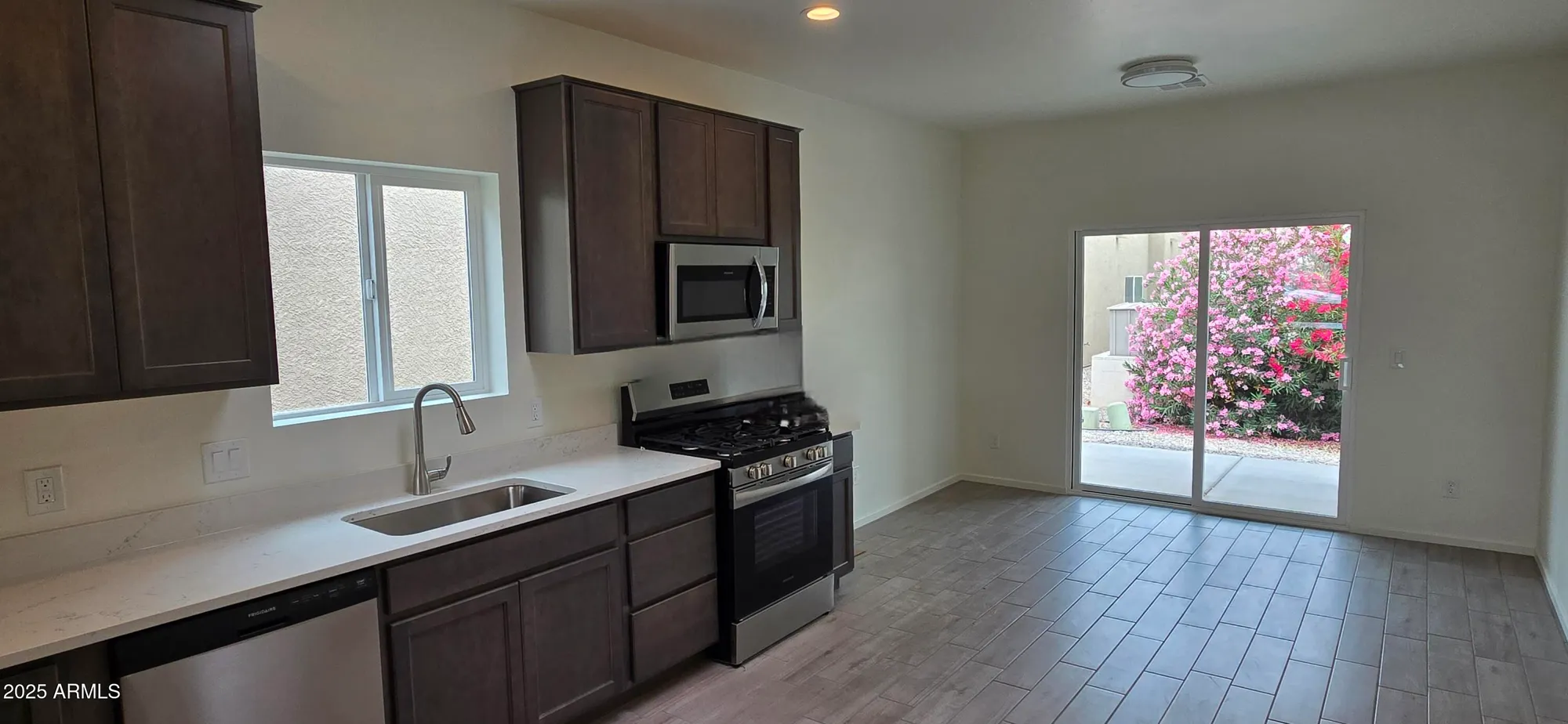 Property Slideshow image 7 of 34 | 307 s meadowood ln, Sierra Vista, AZ, 85635