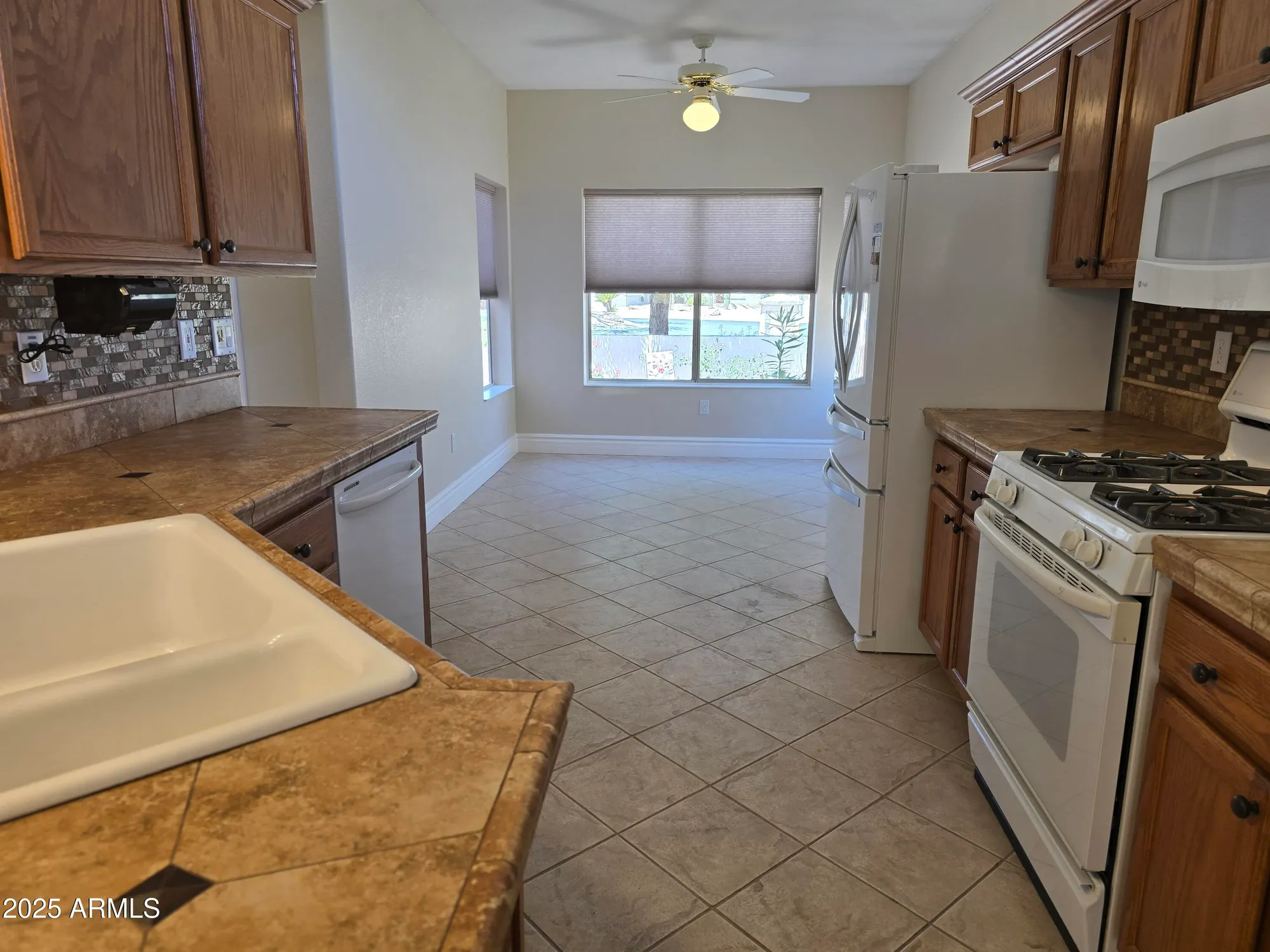 Property Slideshow image 12 of 48 | 19595 n sunburst way, Surprise, AZ, 85374