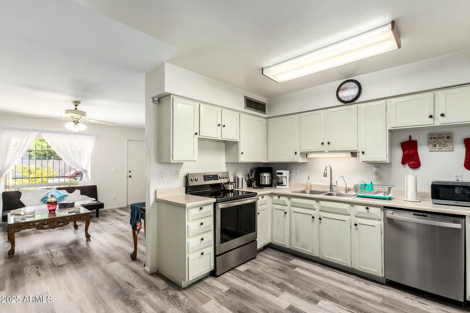 Property Slideshow image 12 of 31 | 15618 n 21st st, Phoenix, AZ, 85022