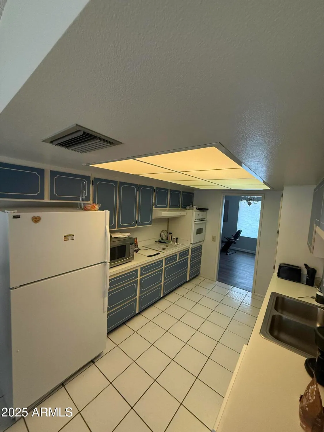 Property Slideshow image 3 of 11 | 9445 w rolling hills dr, Sun City, AZ, 85351