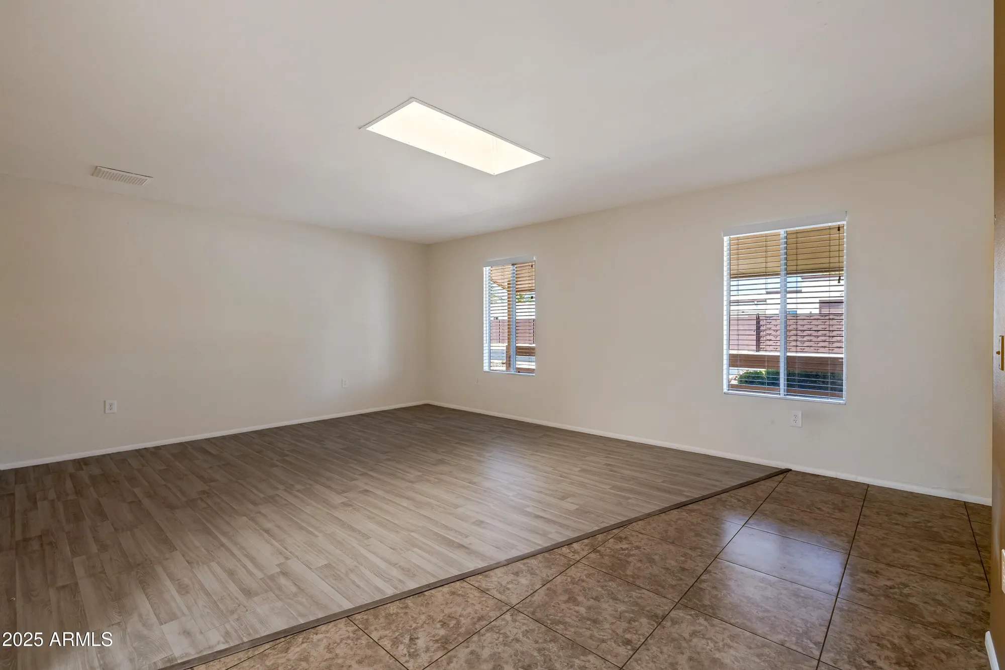 Property Slideshow image 4 of 36 | 9425 w rolling hills dr, Sun City, AZ, 85351