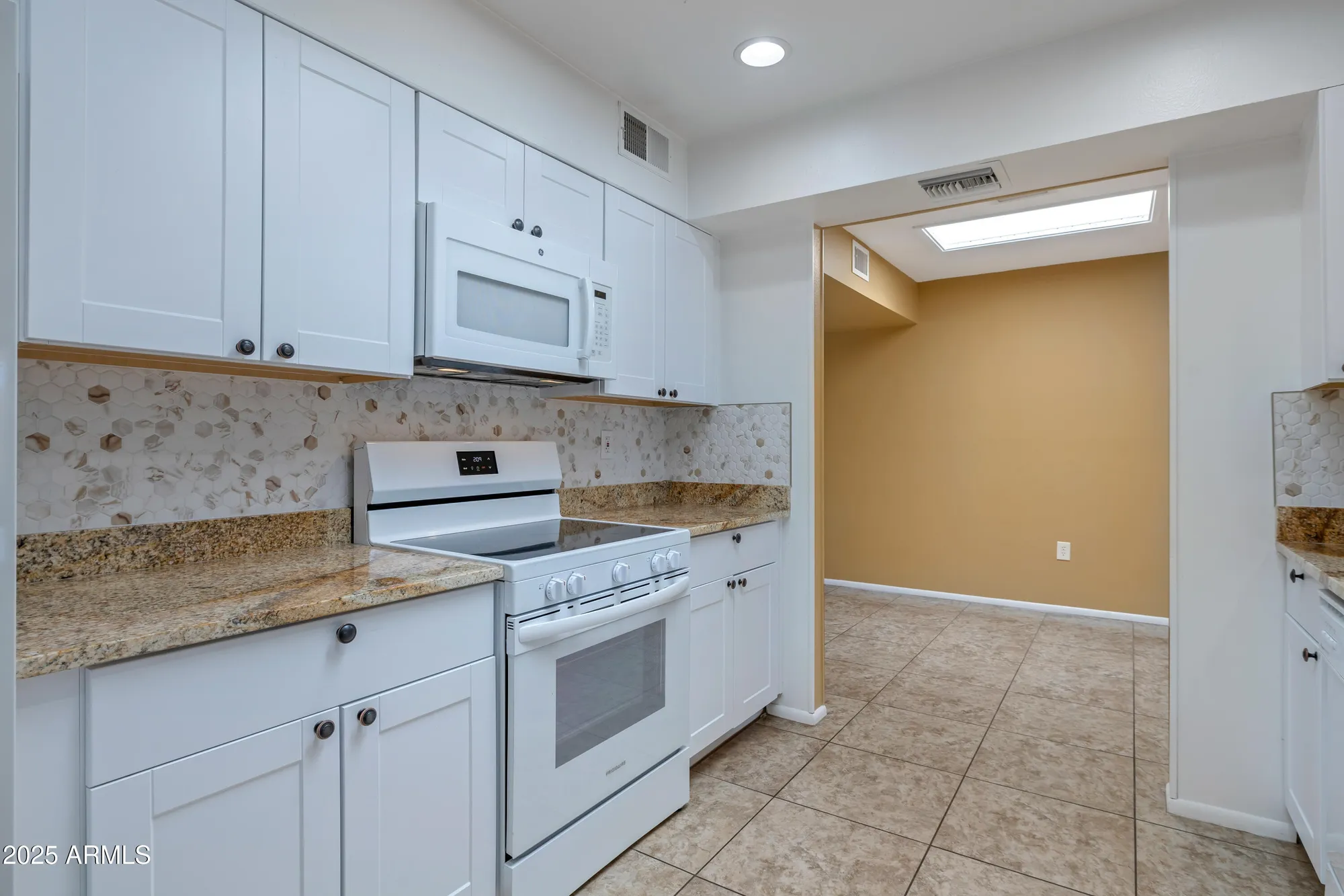 Property Slideshow image 13 of 36 | 9425 w rolling hills dr, Sun City, AZ, 85351