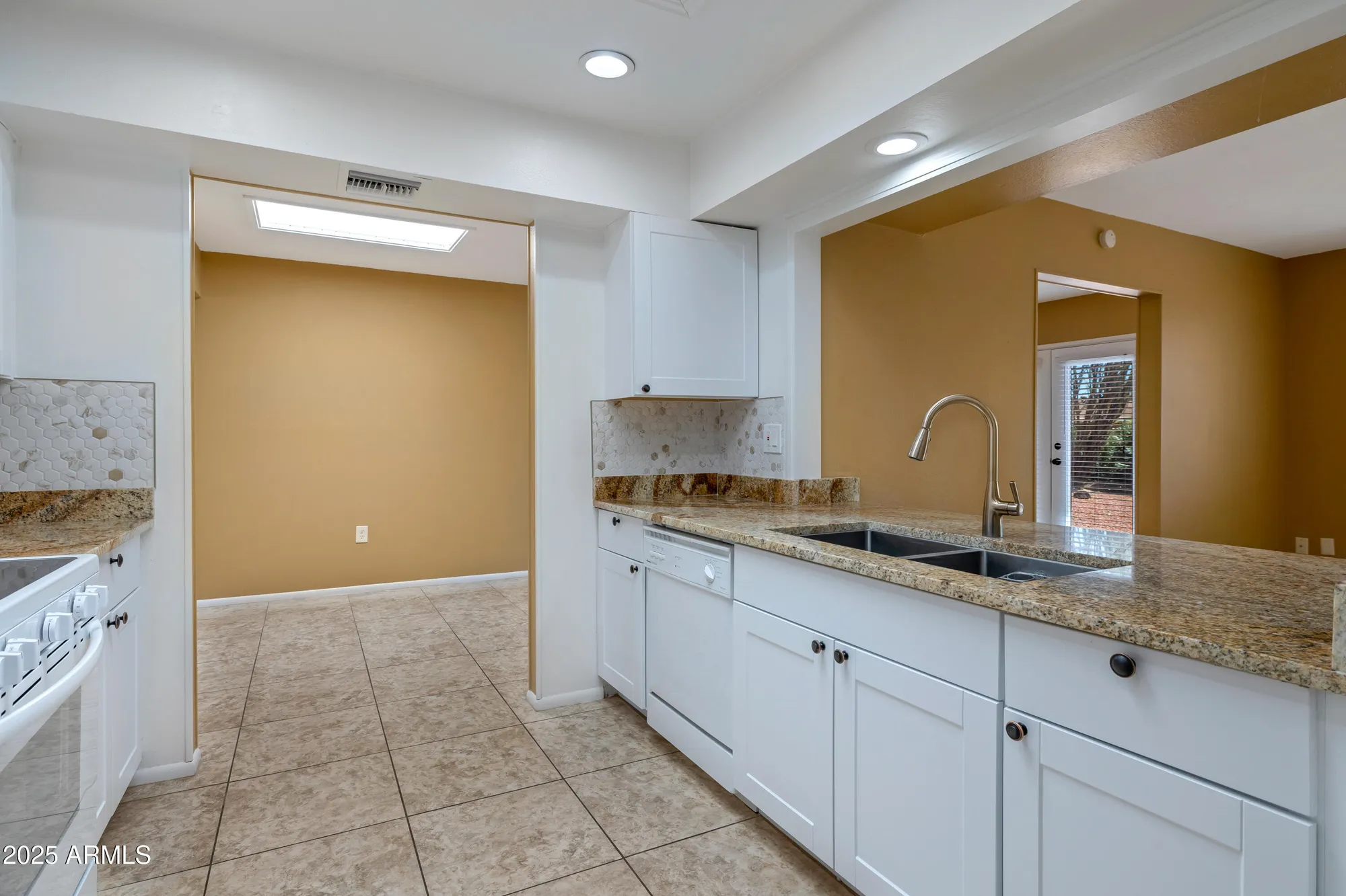 Property Slideshow image 14 of 36 | 9425 w rolling hills dr, Sun City, AZ, 85351