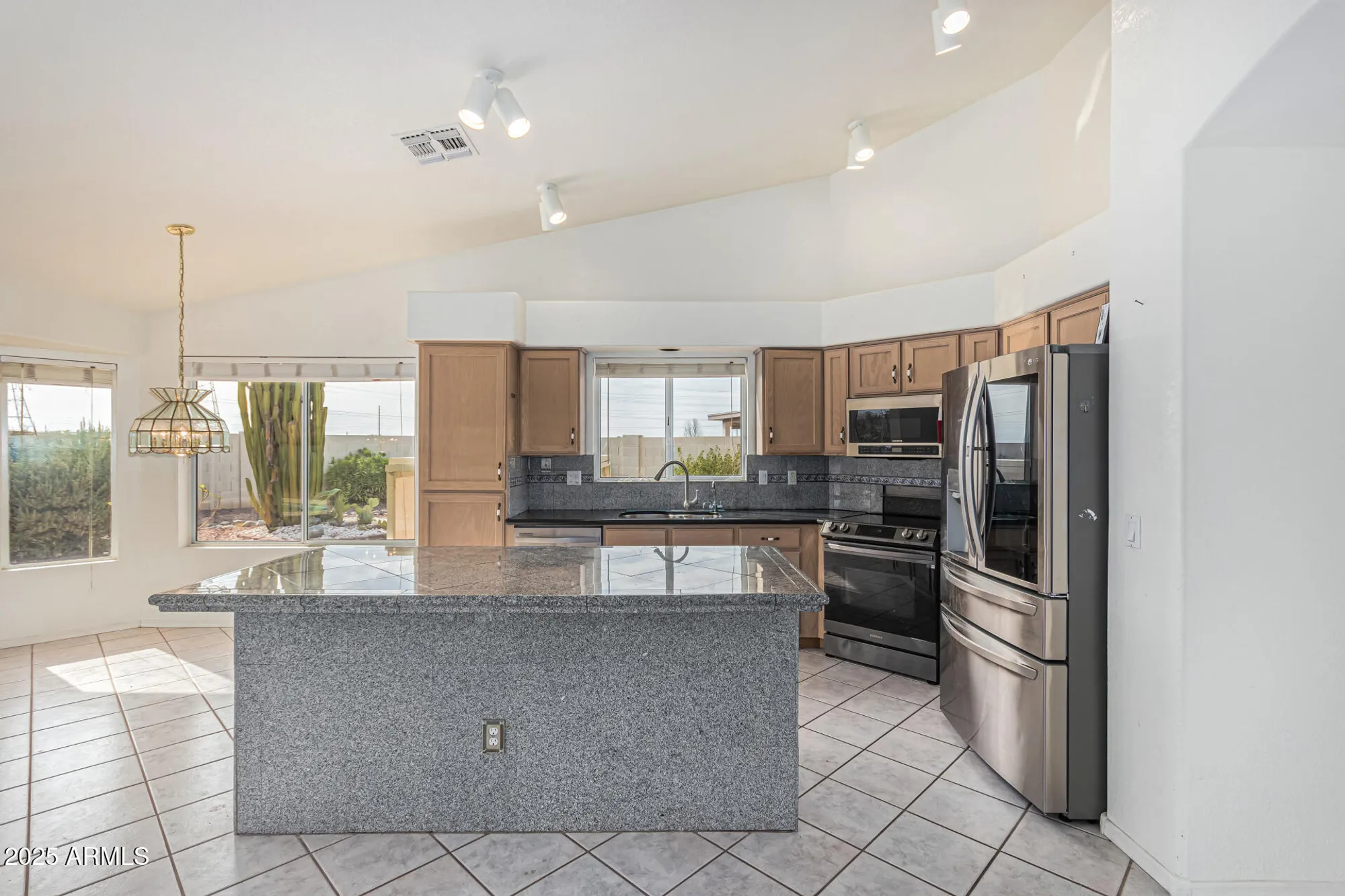 Property Slideshow image 8 of 20 | 11076 w runion dr, Sun City, AZ, 85373