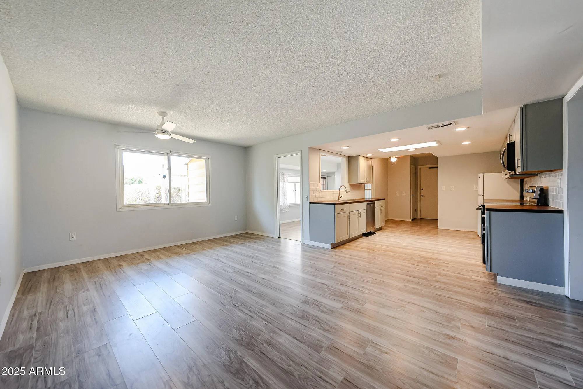 Property Slideshow image 11 of 40 | 19838 n pine springs dr, Sun City, AZ, 85373