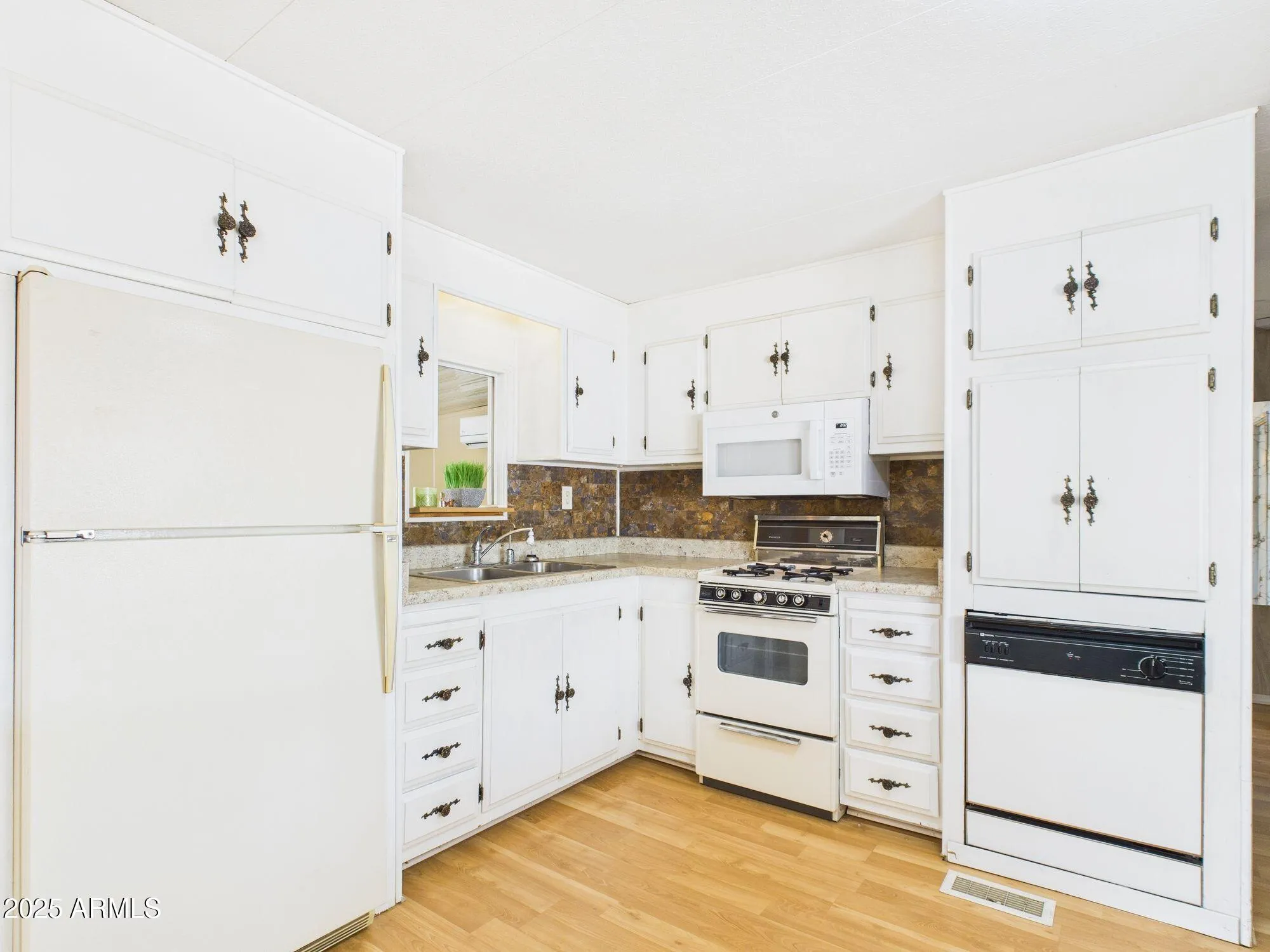 Property Slideshow image 8 of 21 | 428 s 80th way, Mesa, AZ, 85208