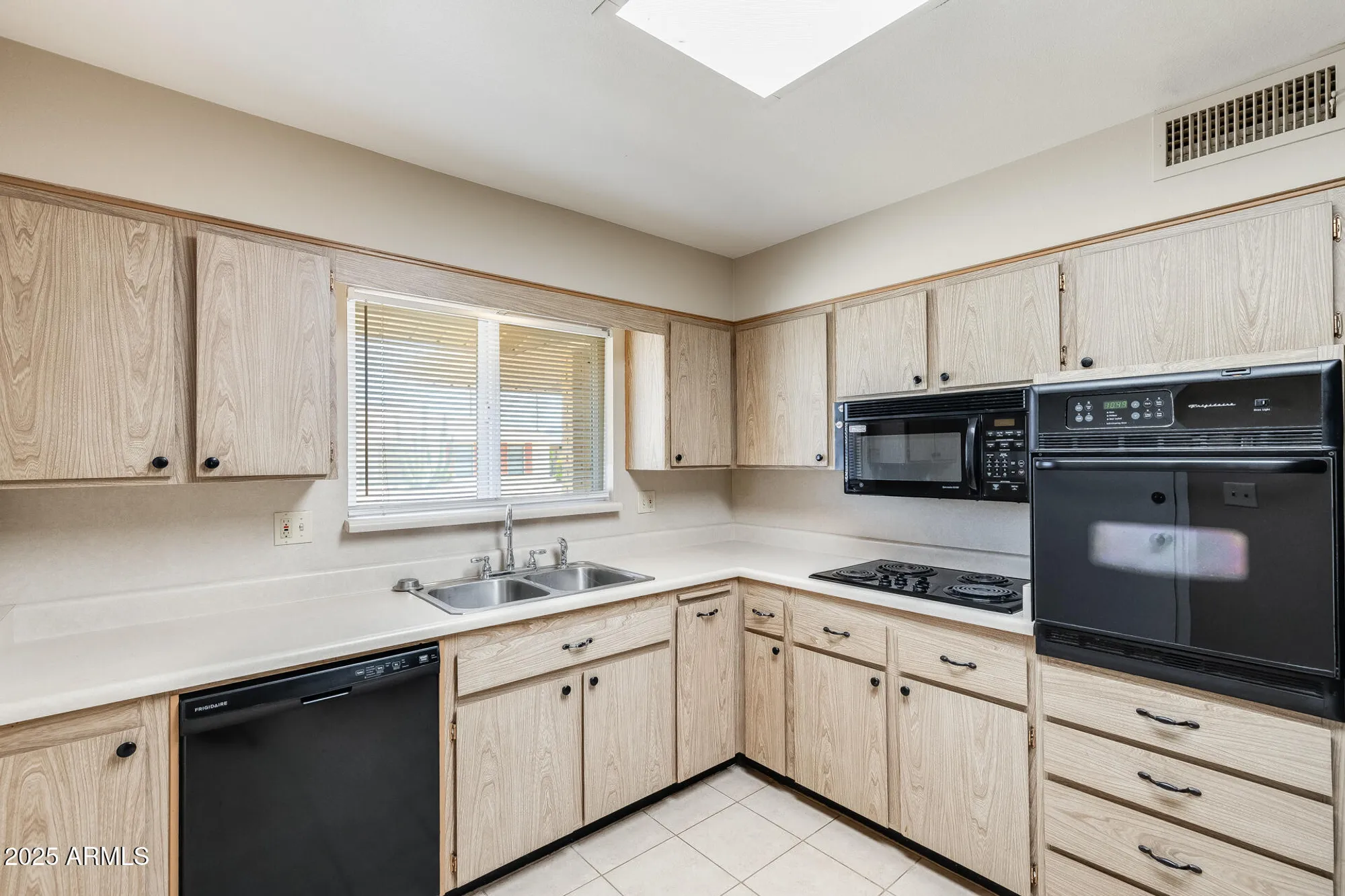 Property Slideshow image 13 of 38 | 14409 n mcphee dr, Sun City, AZ, 85351