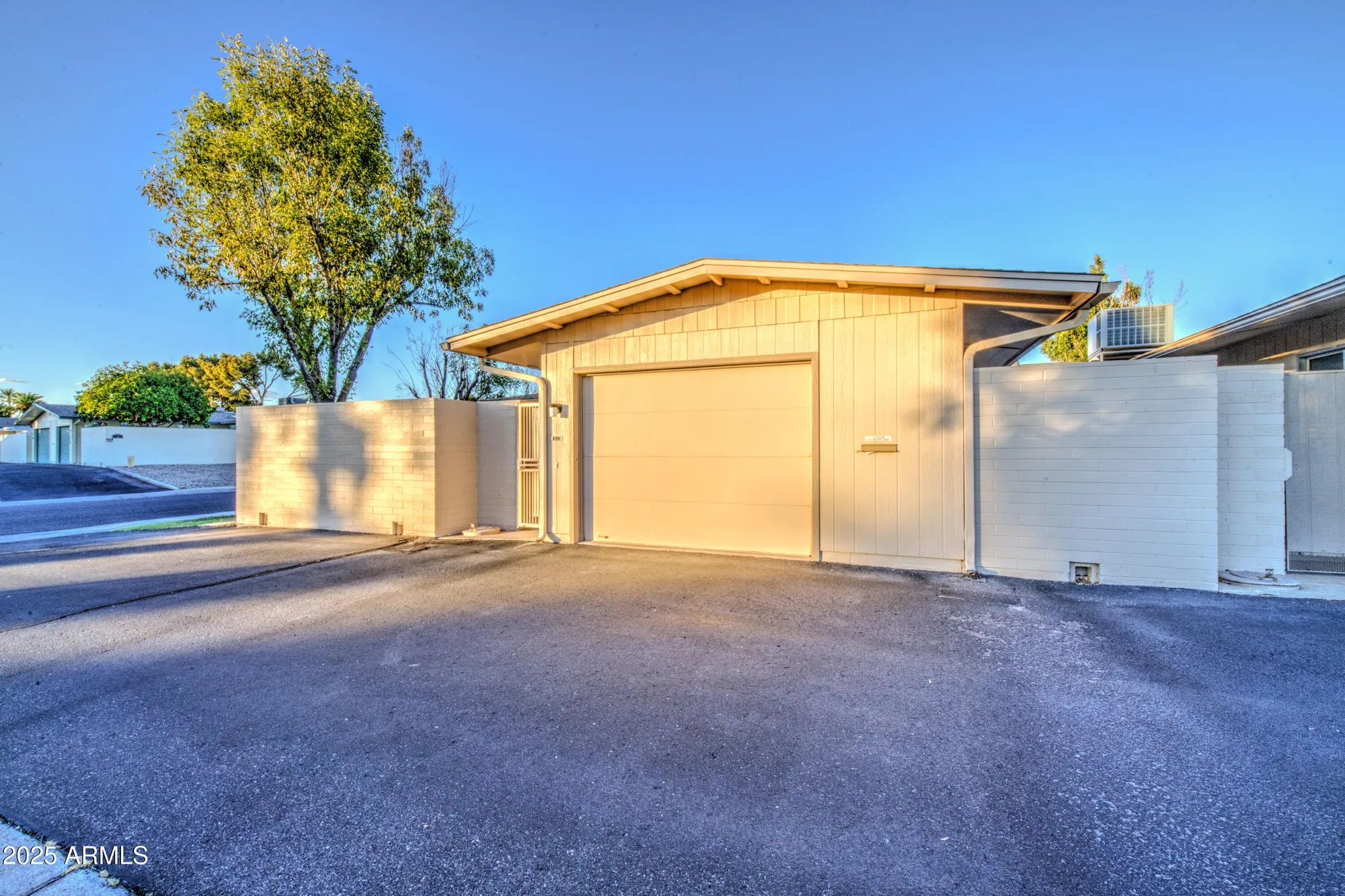 Property Slideshow image 23 of 31 | 10523 w highwood ln, Sun City, AZ, 85373