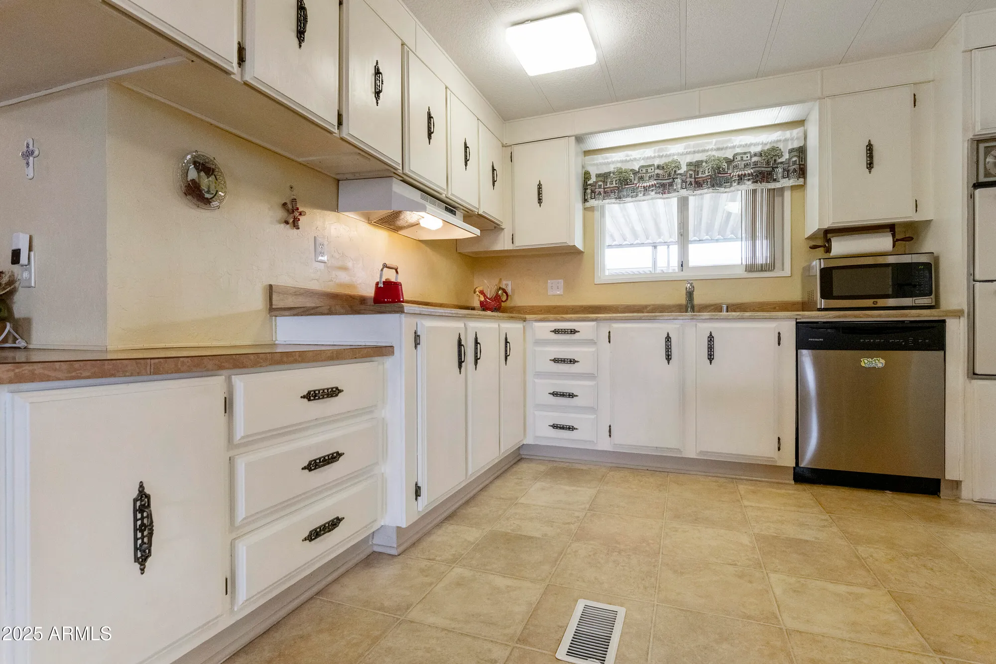 Property Slideshow image 6 of 35 | 8304 e desert trail, Mesa, AZ, 85208