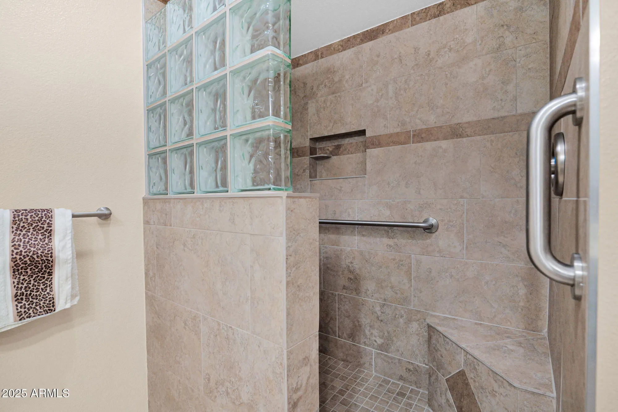 Property Slideshow image 18 of 31 | 9529 w glen oaks cir, Sun City, AZ, 85351