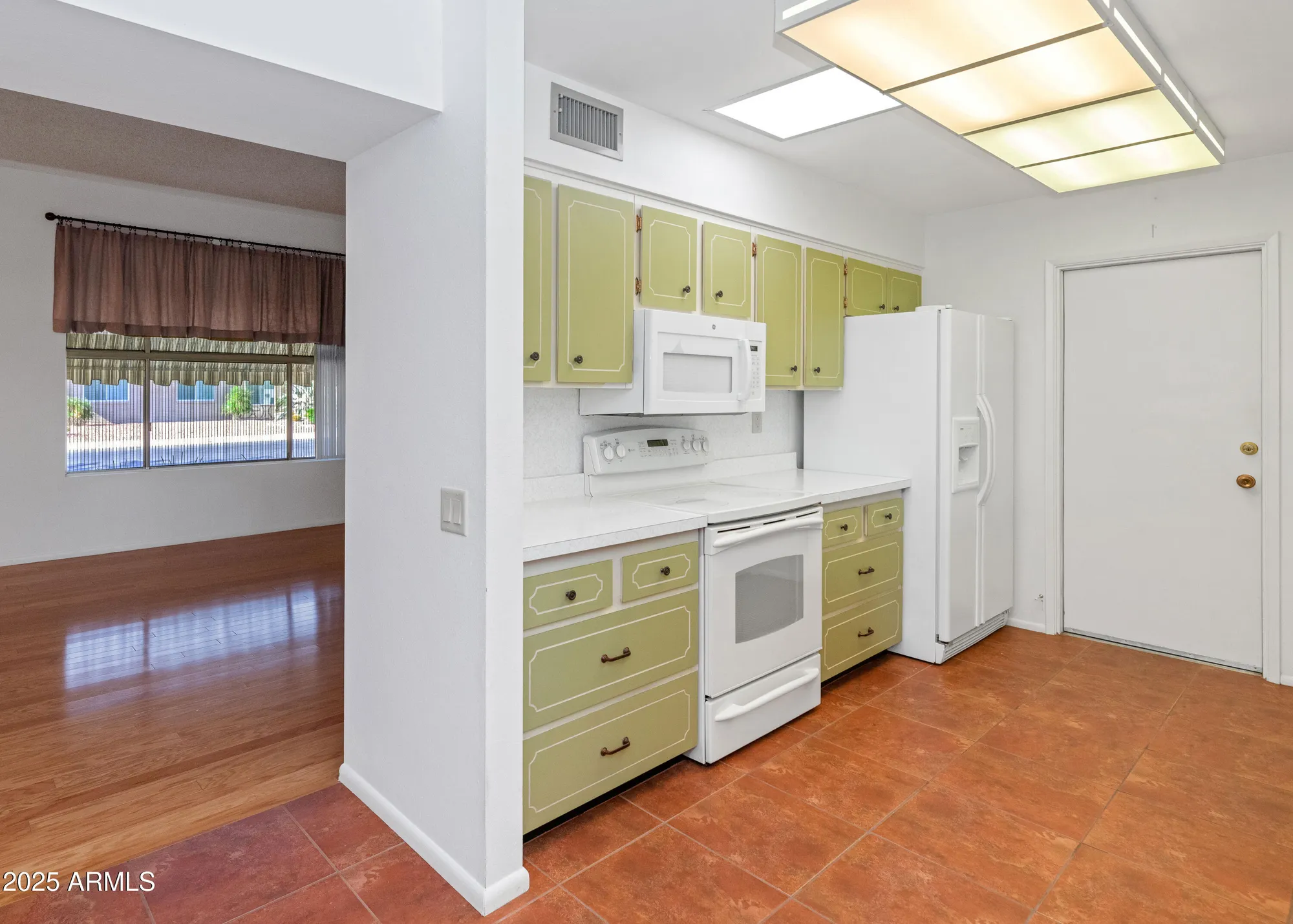 Property Slideshow image 9 of 28 | 16017 n nicklaus ln, Sun City, AZ, 85351