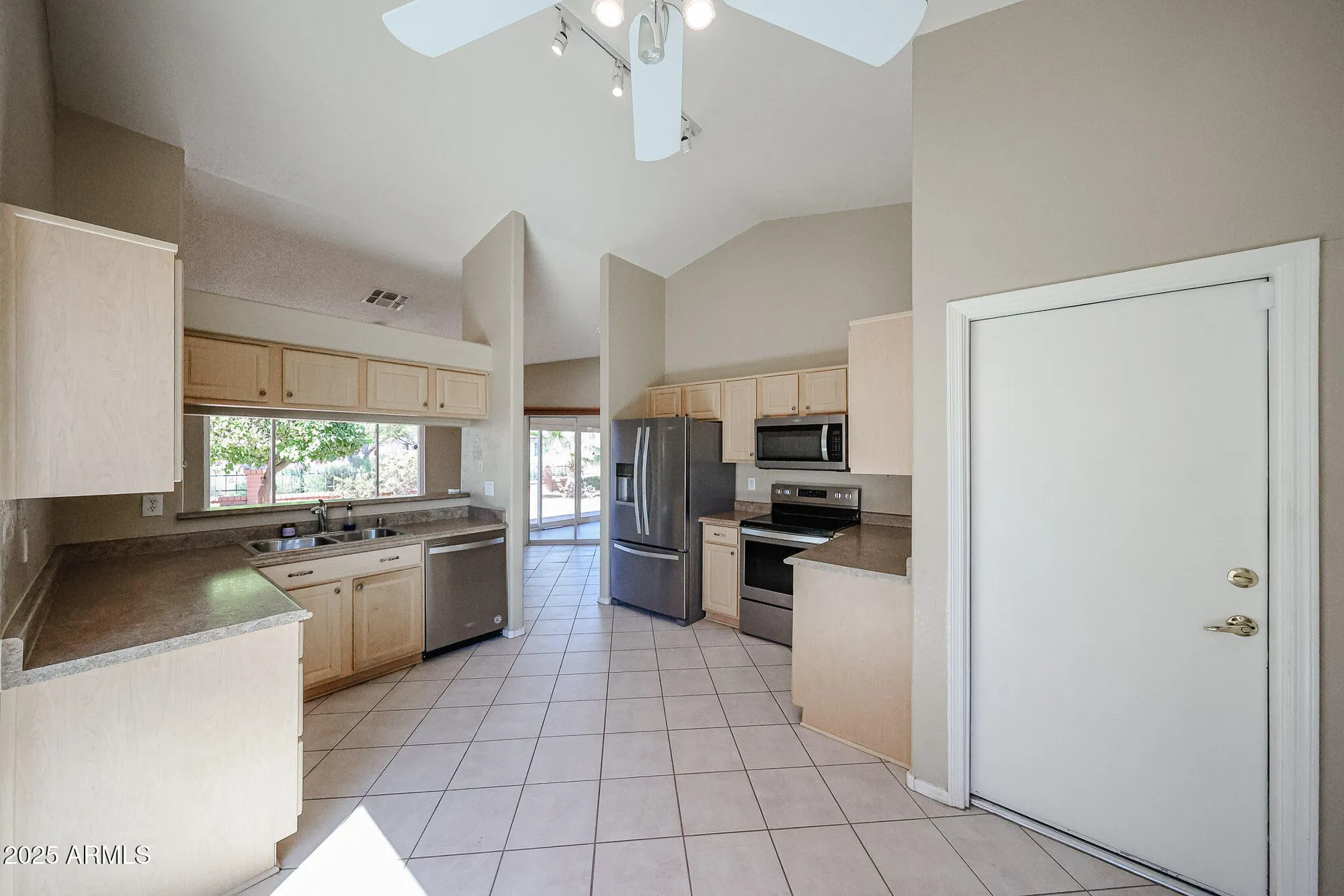 Property Slideshow image 2 of 38 | 6926 s oakmont dr, Chandler, AZ, 85249