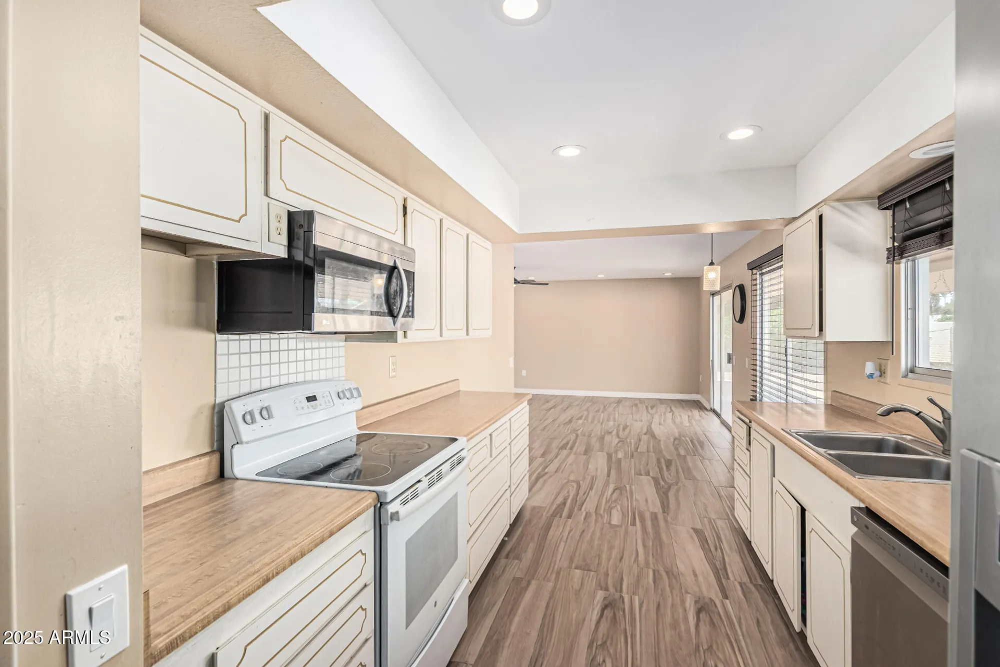 Property Slideshow image 18 of 48 | 9870 w comstock ct, Sun City, AZ, 85373