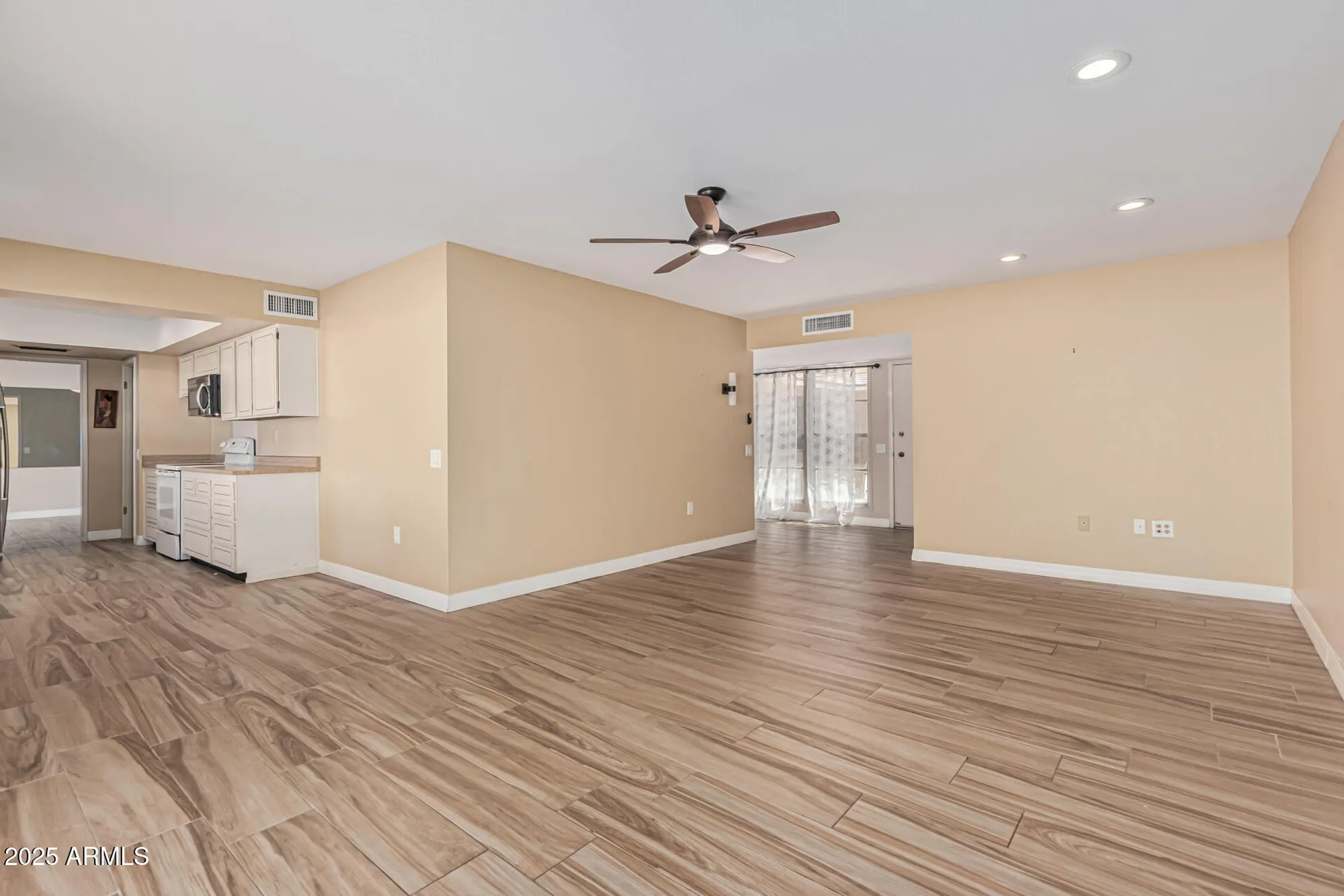 Property Slideshow image 16 of 48 | 9870 w comstock ct, Sun City, AZ, 85373
