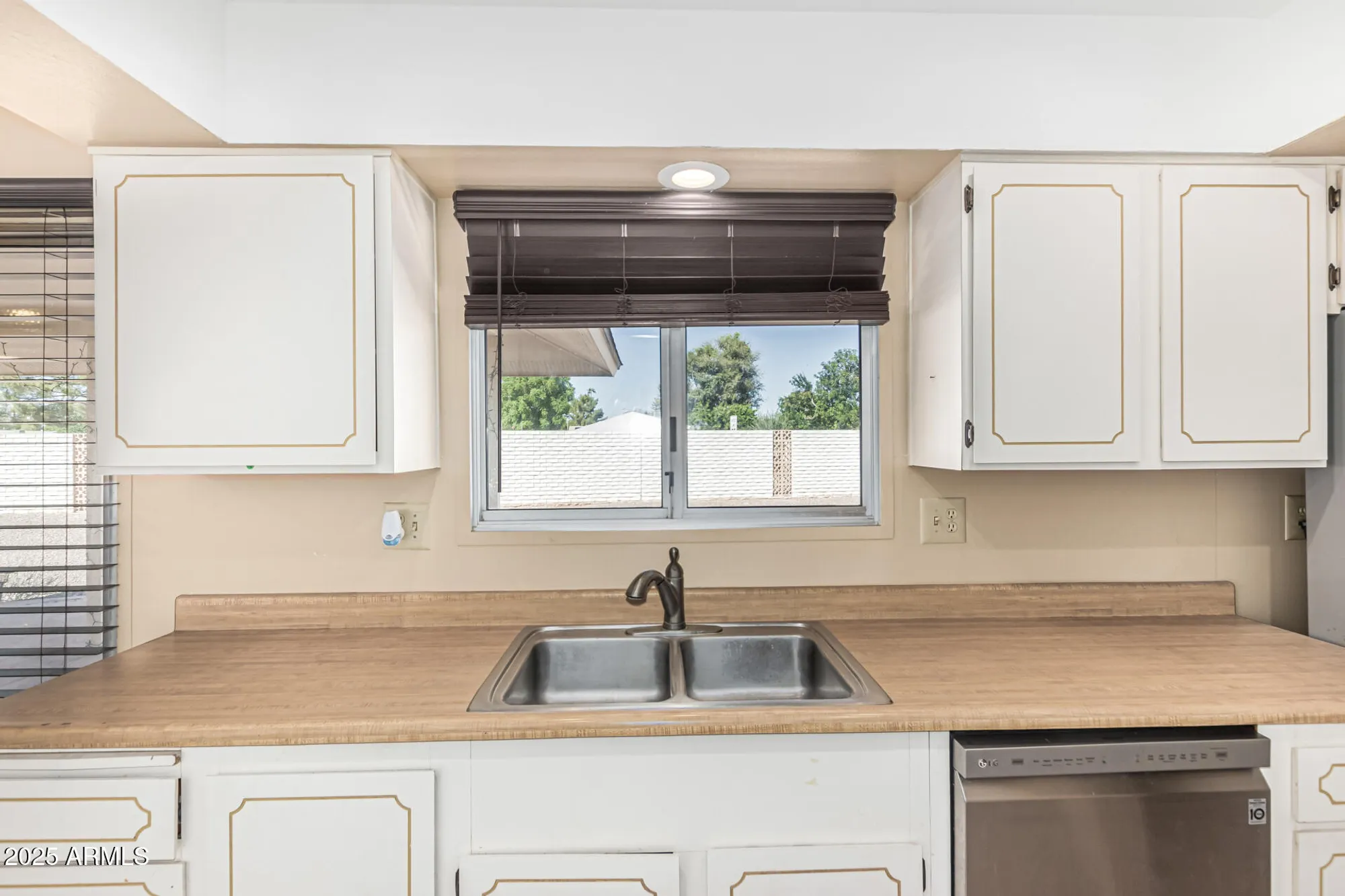 Property Slideshow image 21 of 48 | 9870 w comstock ct, Sun City, AZ, 85373