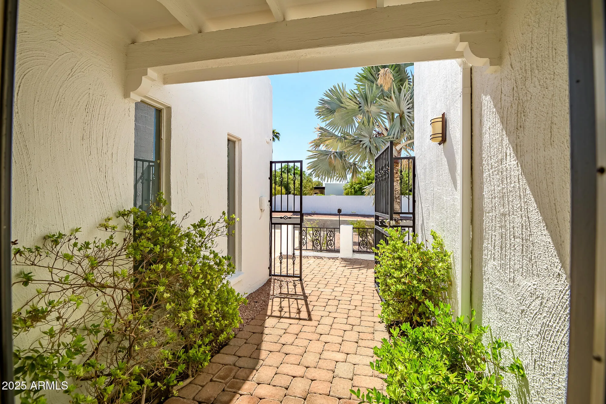 Property Slideshow image 3 of 37 | 110 e piping rock rd, Phoenix, AZ, 85022