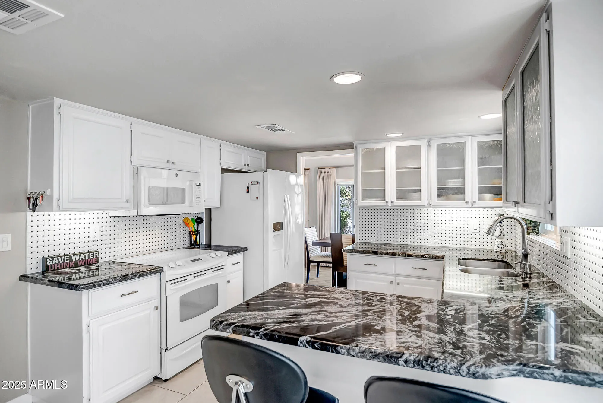 Property Slideshow image 8 of 37 | 110 e piping rock rd, Phoenix, AZ, 85022