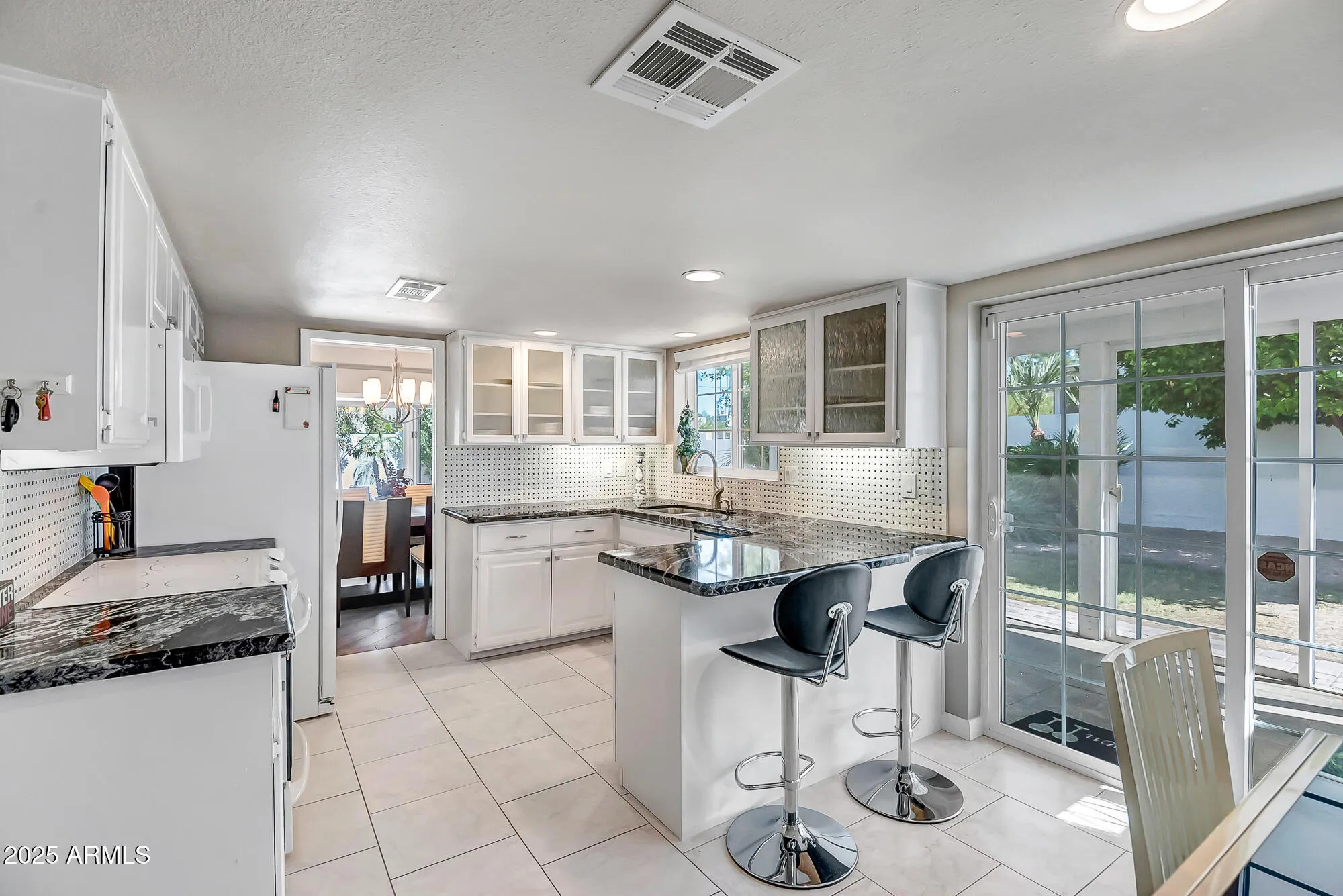 Property Slideshow image 9 of 37 | 110 e piping rock rd, Phoenix, AZ, 85022