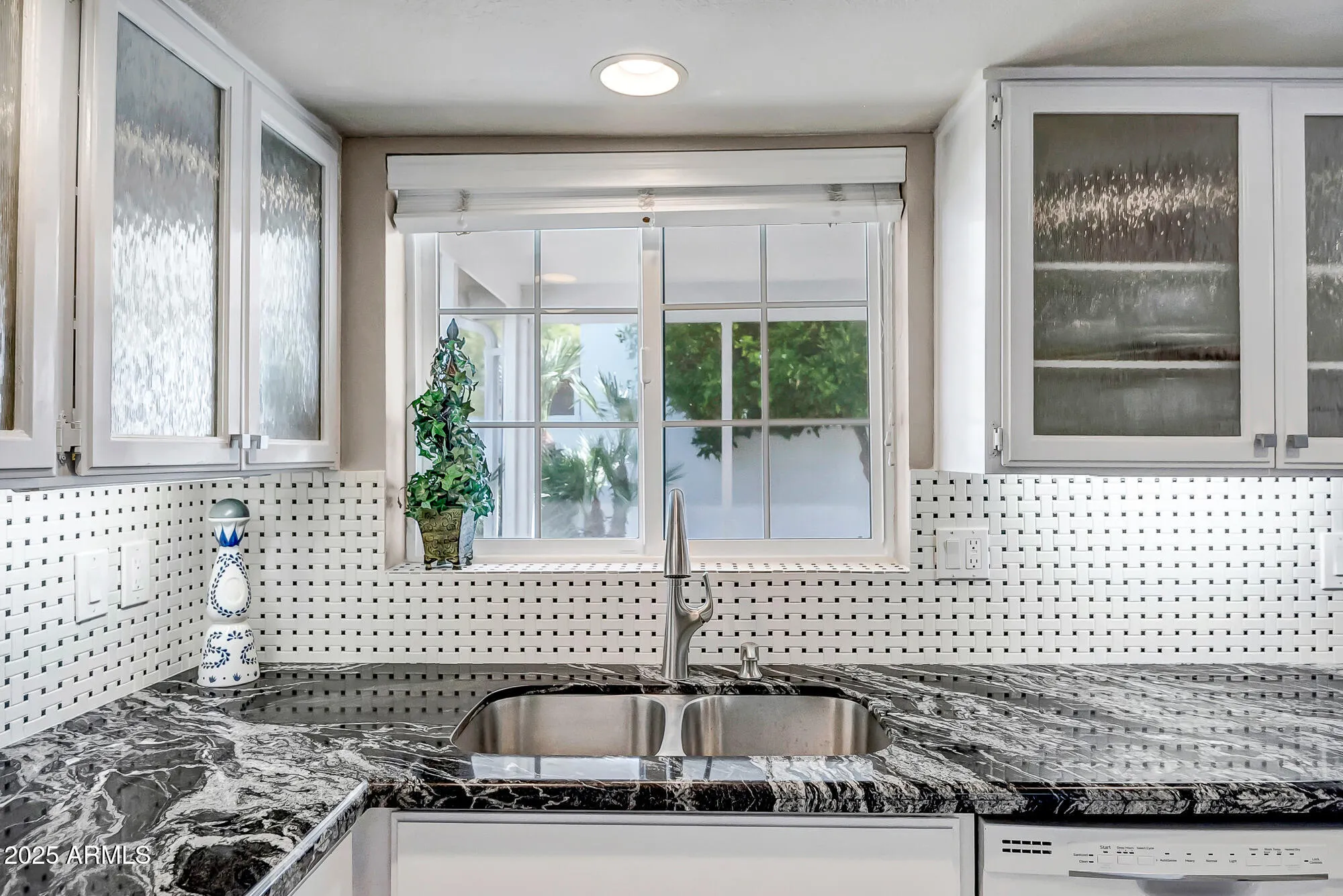 Property Slideshow image 10 of 37 | 110 e piping rock rd, Phoenix, AZ, 85022