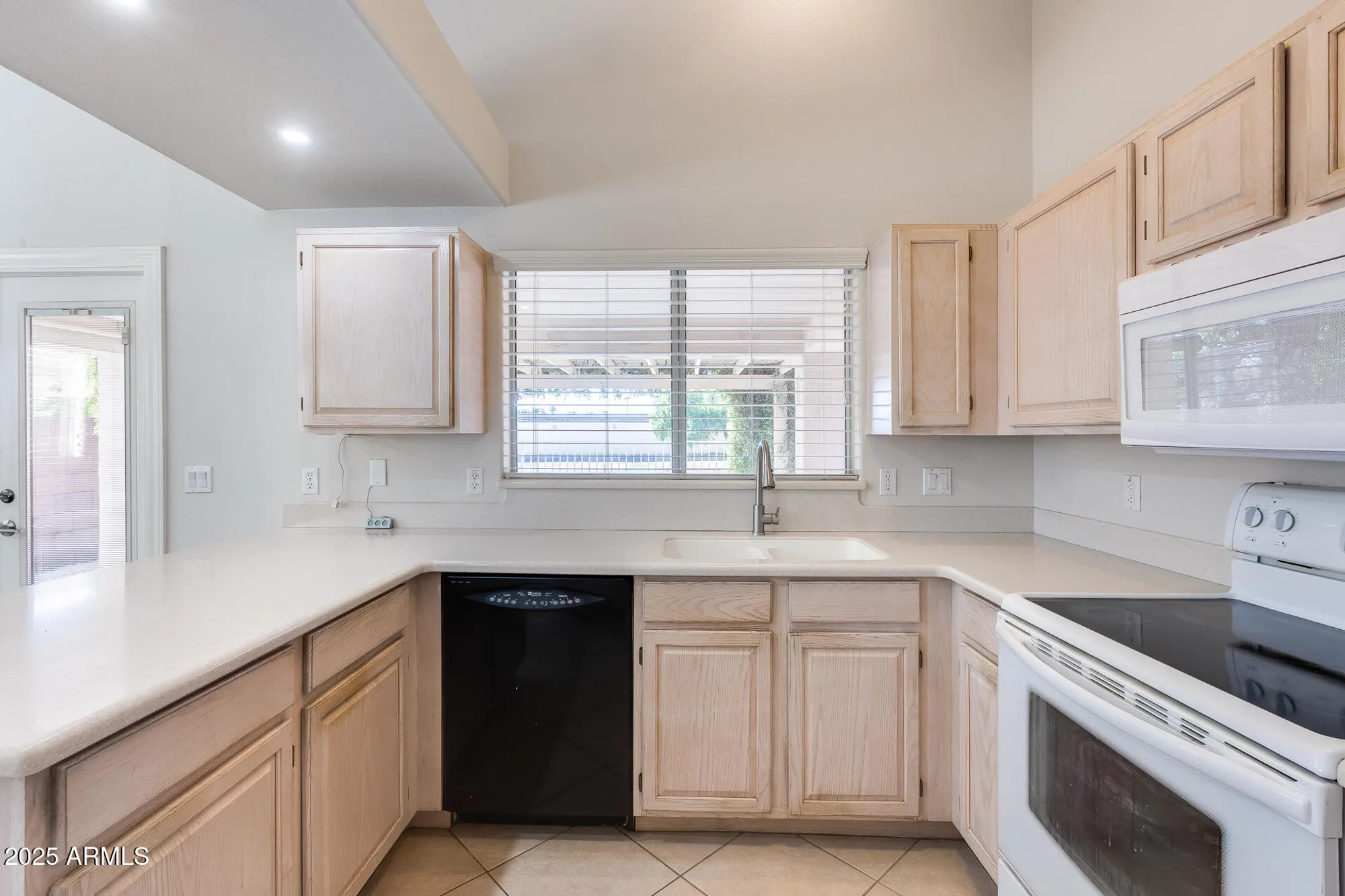 Property Slideshow image 9 of 72 | 17176 n winding trl, Surprise, AZ, 85374