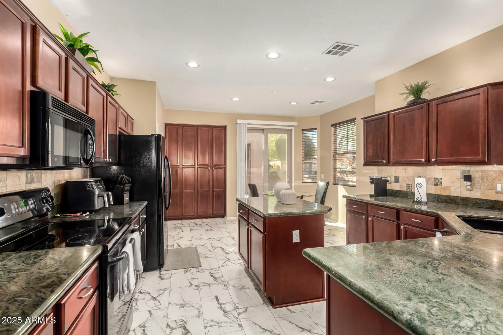 Property Slideshow image 19 of 70 | 12364 w rosewood ln, Peoria, AZ, 85383