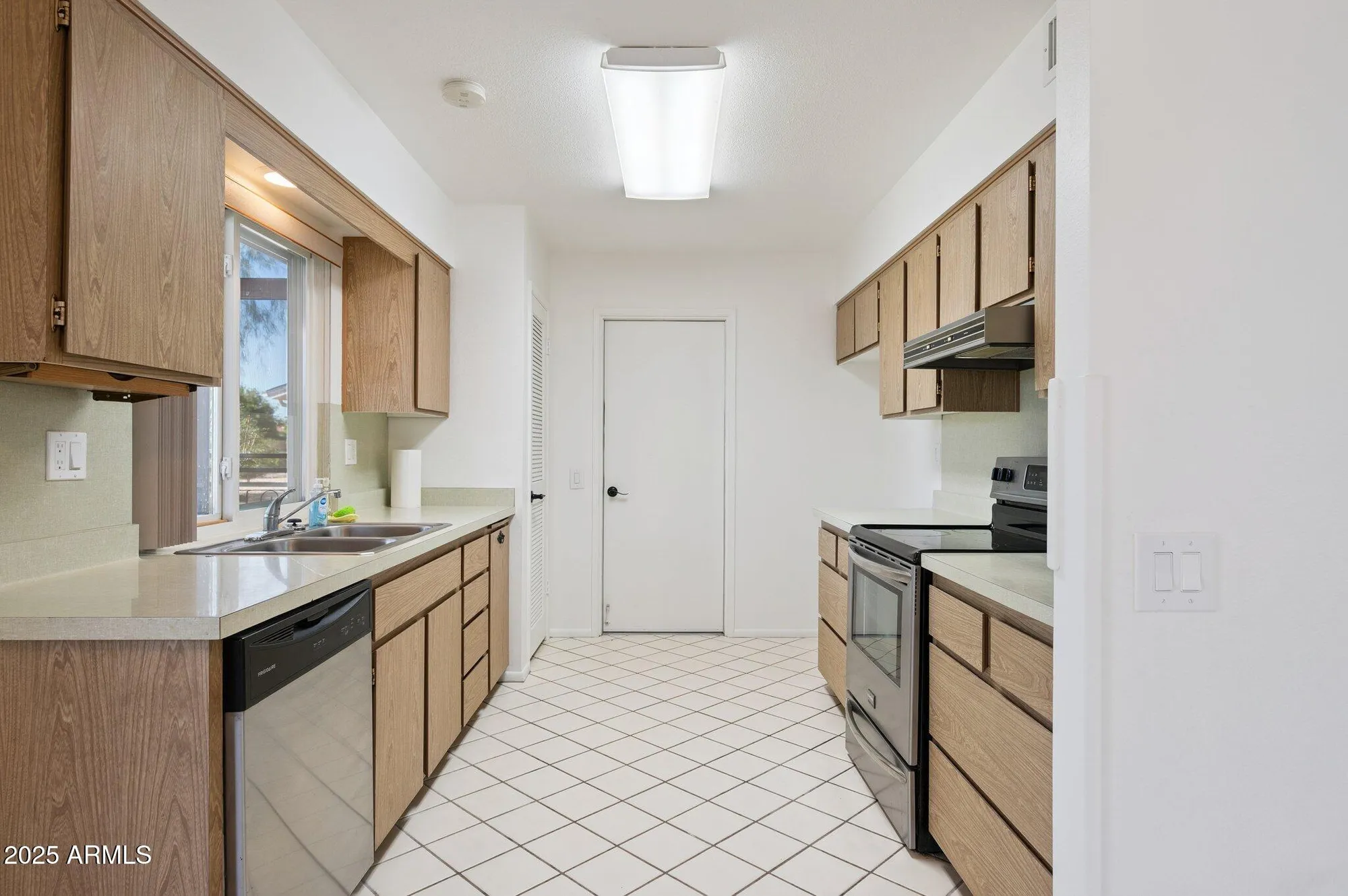 Property Slideshow image 3 of 27 | 9405 w rolling hills dr, Sun City, AZ, 85351