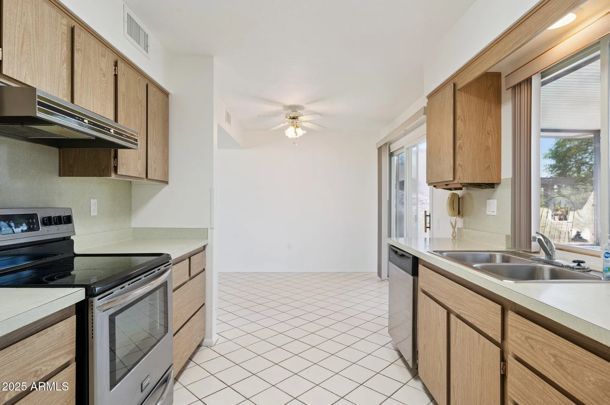 Property Slideshow image 10 of 27 | 9405 w rolling hills dr, Sun City, AZ, 85351