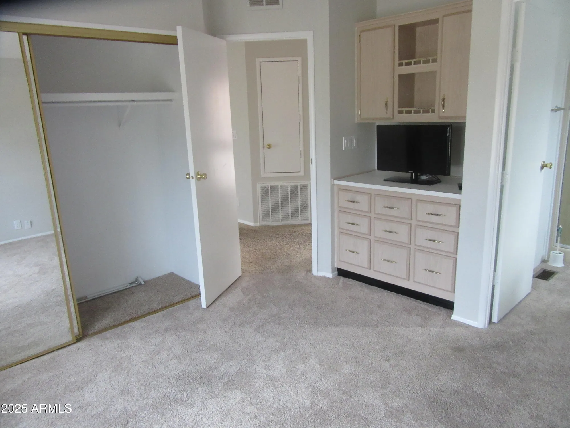 Property Slideshow image 16 of 34 | 6412 s oakmont dr, Chandler, AZ, 85249