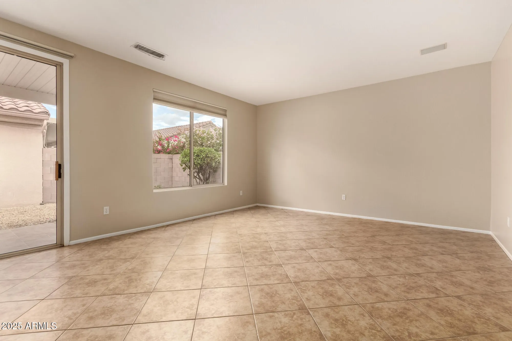 Property Slideshow image 8 of 37 | 15907 w sunstone ln, Surprise, AZ, 85374