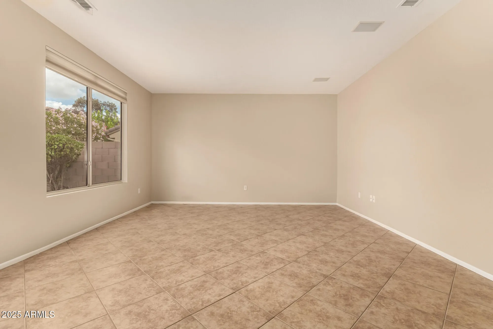 Property Slideshow image 10 of 37 | 15907 w sunstone ln, Surprise, AZ, 85374