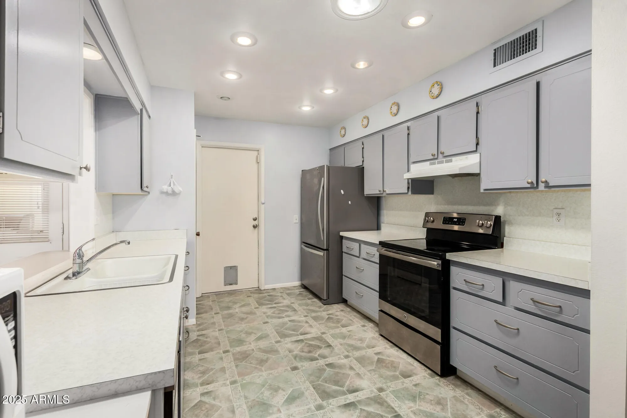 Property Slideshow image 10 of 29 | 9915 w sandstone dr, Sun City, AZ, 85351
