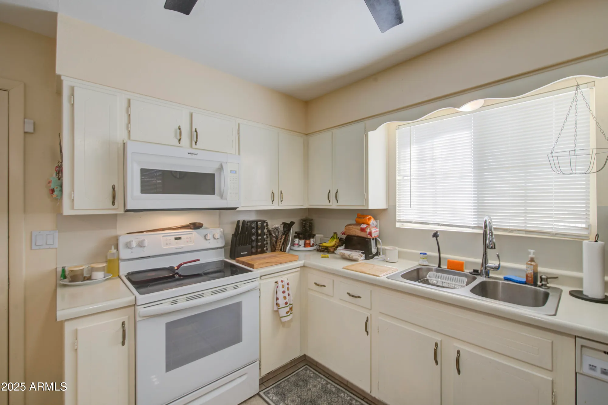 Property Slideshow image 9 of 39 | 10318 w corte del sol este, Sun City, AZ, 85351