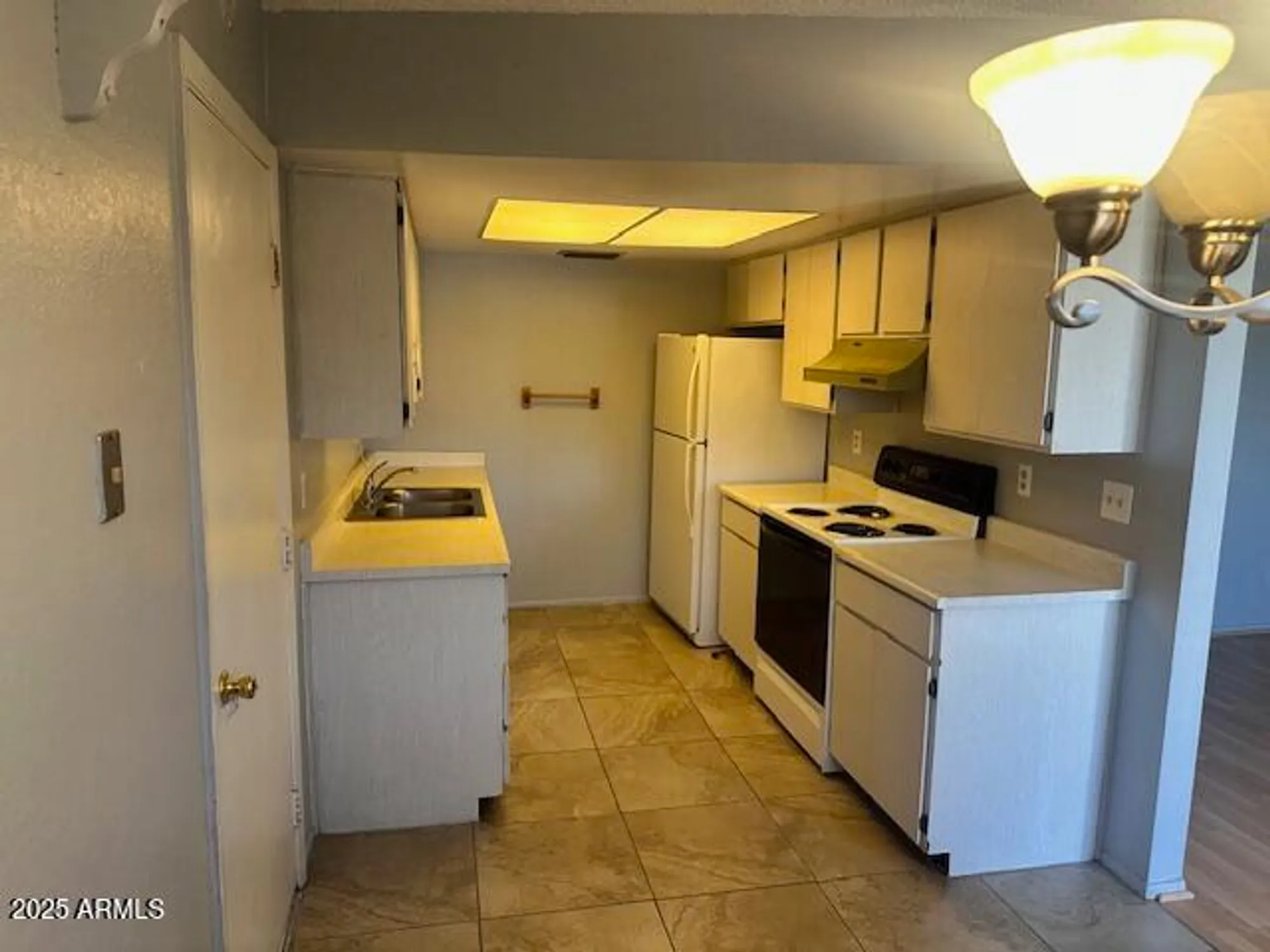 Property Slideshow image 3 of 8 | 9638 w cinnabar ave b, Peoria, AZ, 85345