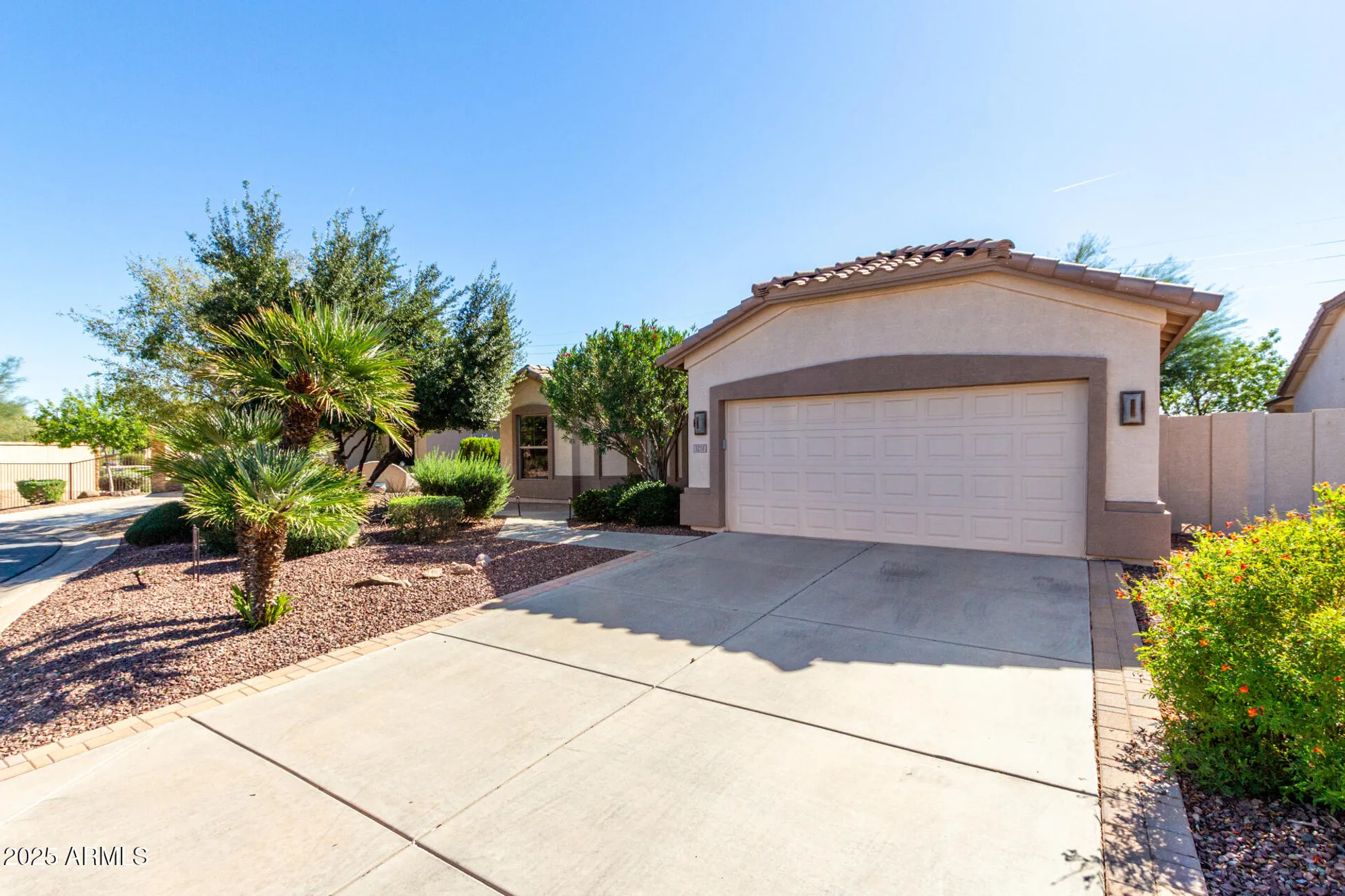 Property Slideshow image 2 of 38 | 3211 e gleneagle dr, Chandler, AZ, 85249