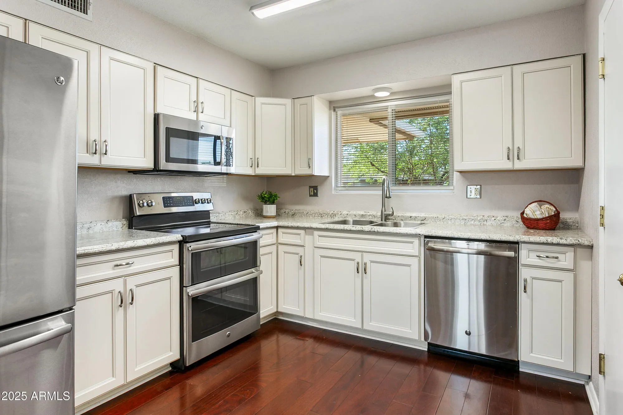 Property Slideshow image 10 of 34 | 9232 w arrowhead dr, Sun City, AZ, 85351