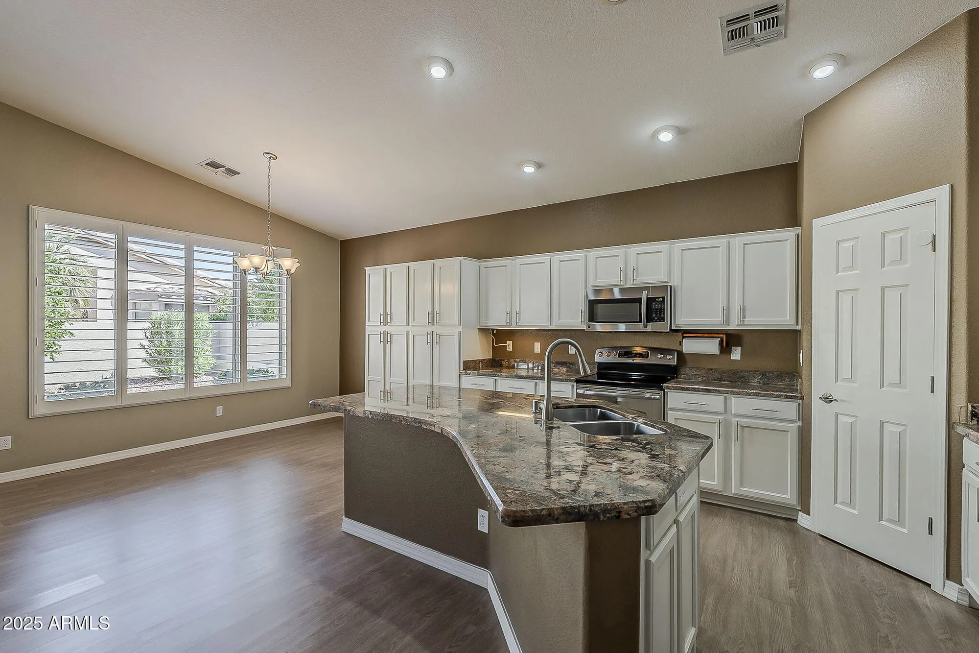 Property Slideshow image 11 of 67 | 4318 e walnut rd, Gilbert, AZ, 85298