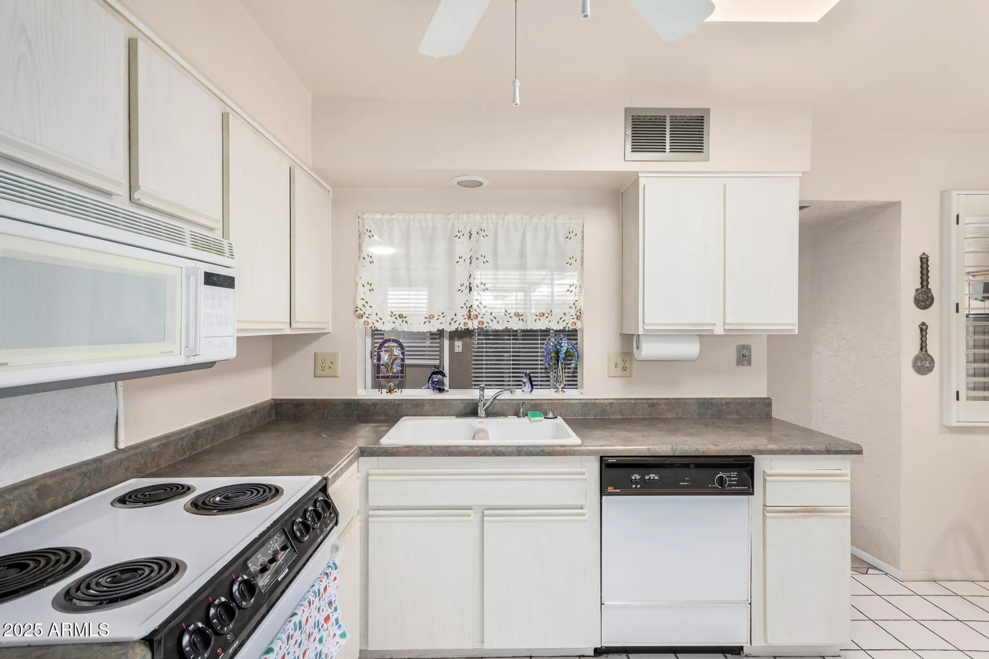 Property Slideshow image 13 of 26 | 10967 w santa fe dr, Sun City, AZ, 85351