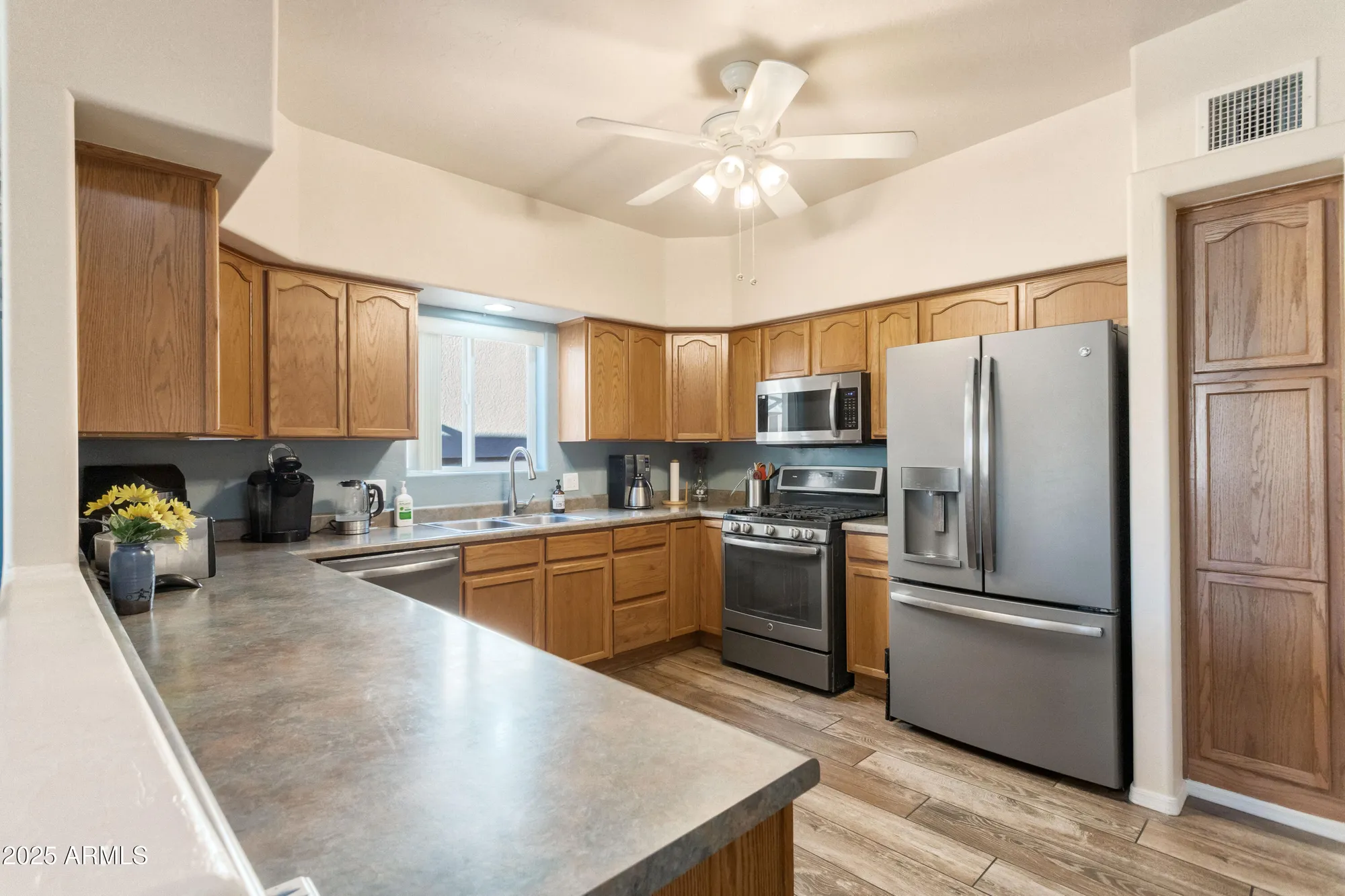 Property Slideshow image 11 of 27 | 301 s clubhouse ln, Sierra Vista, AZ, 85635