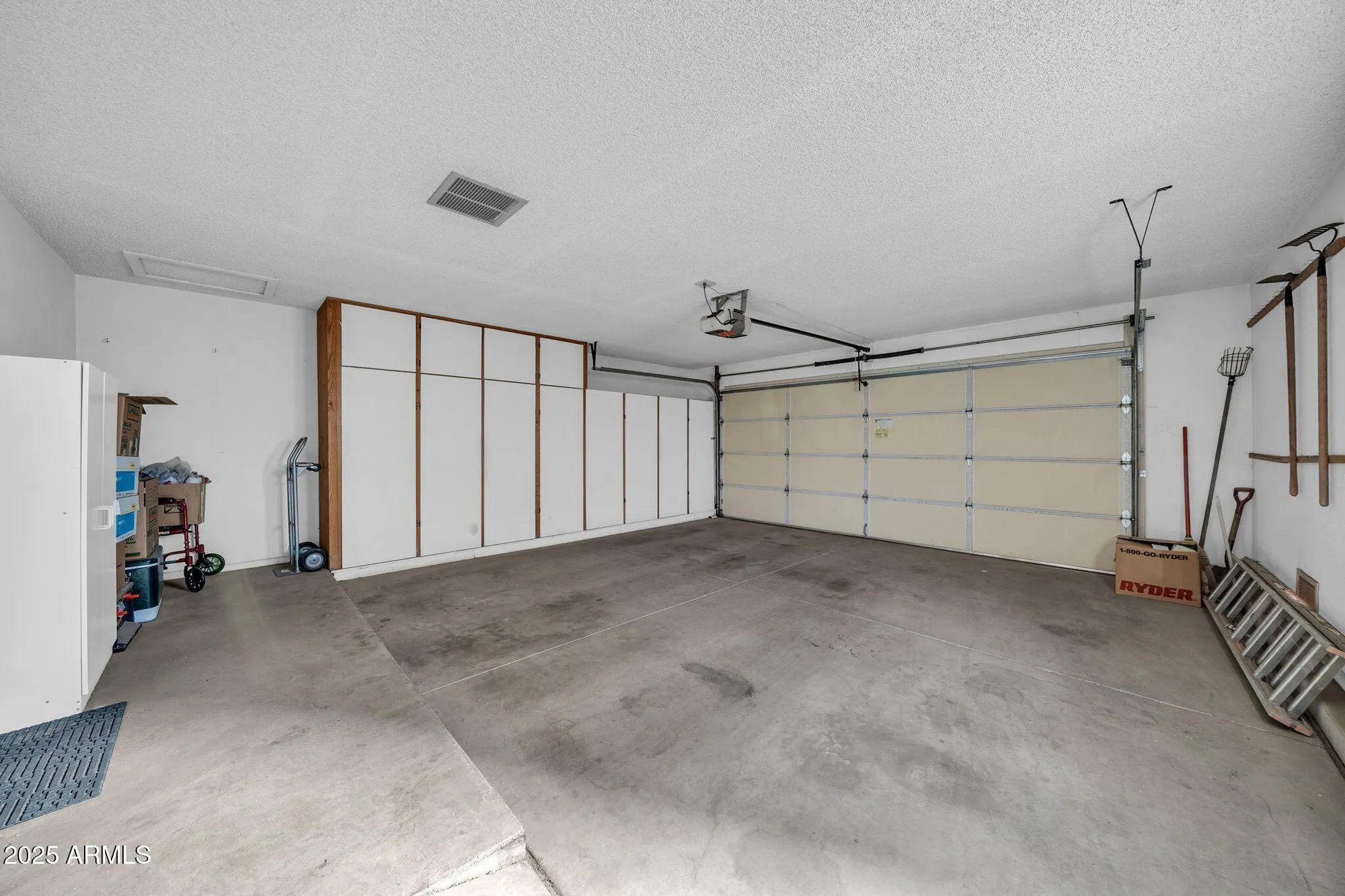 Property Slideshow image 26 of 27 | 20018 n lake forest dr, Sun City, AZ, 85373