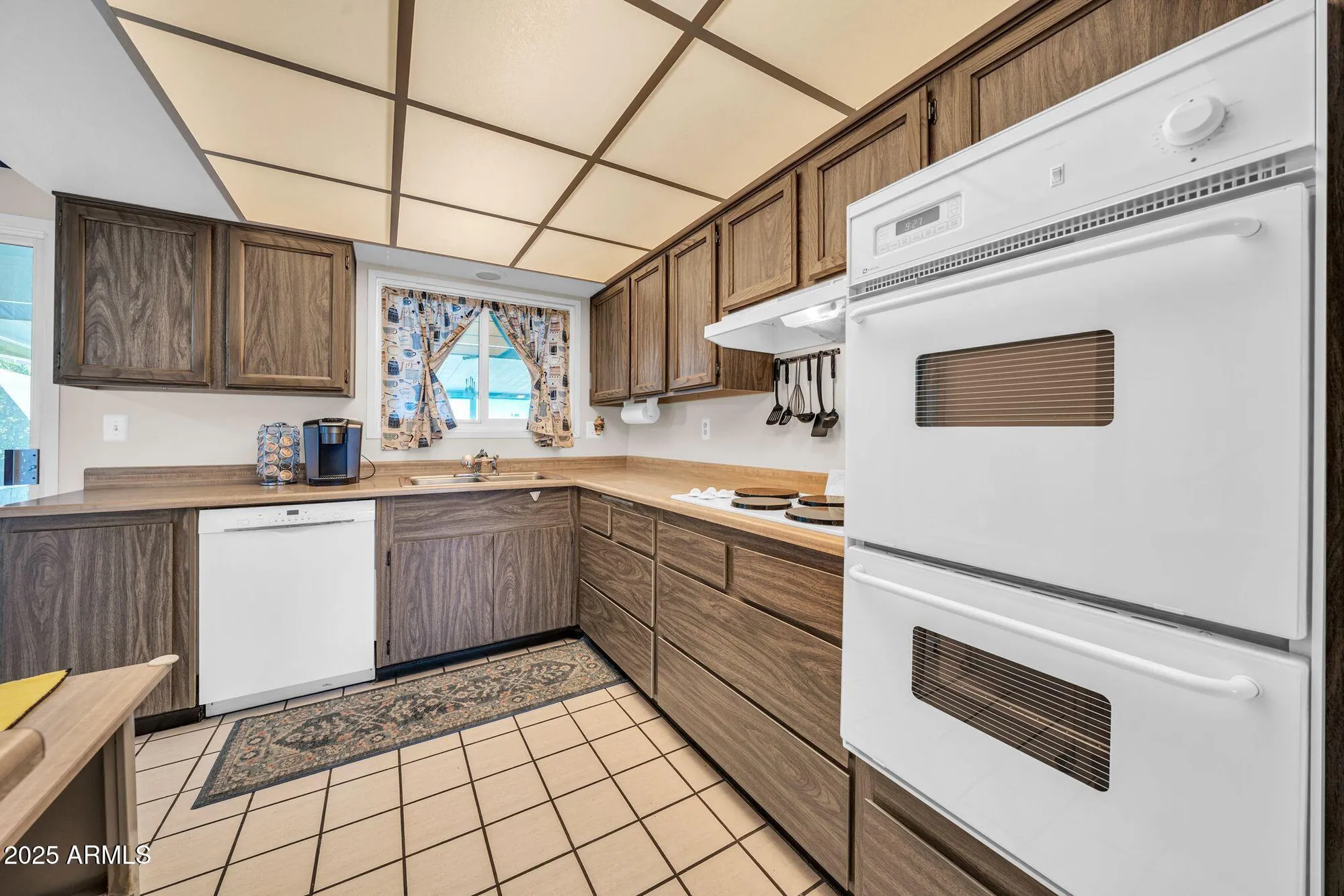 Property Slideshow image 10 of 27 | 20018 n lake forest dr, Sun City, AZ, 85373