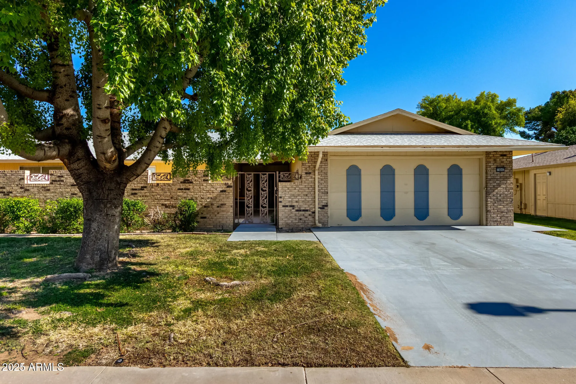 Property Slideshow image 1 of 35 | 19045 n signal butte cir, Sun City, AZ, 85373