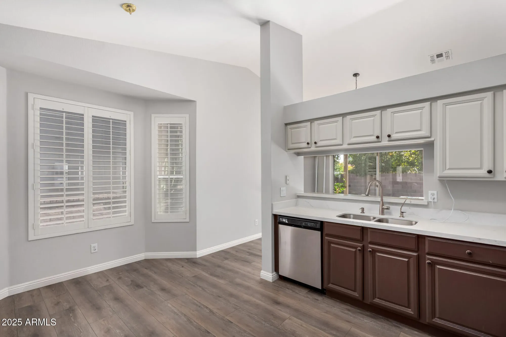 Property Slideshow image 9 of 30 | 1541 e colonial dr, Chandler, AZ, 85249