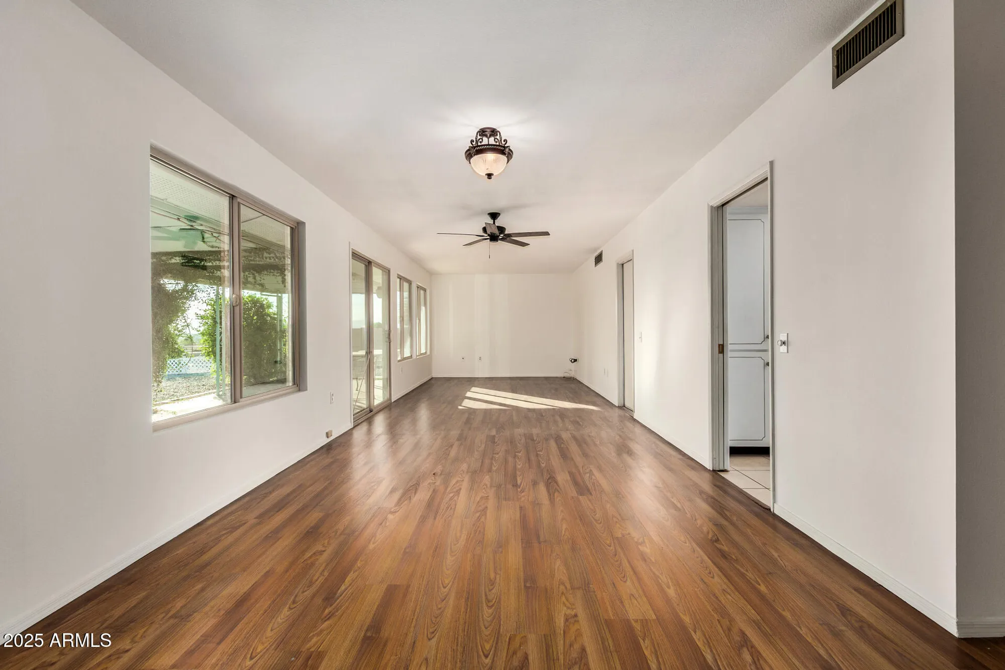 Property Slideshow image 7 of 27 | 11049 w crestbrook dr, Sun City, AZ, 85351