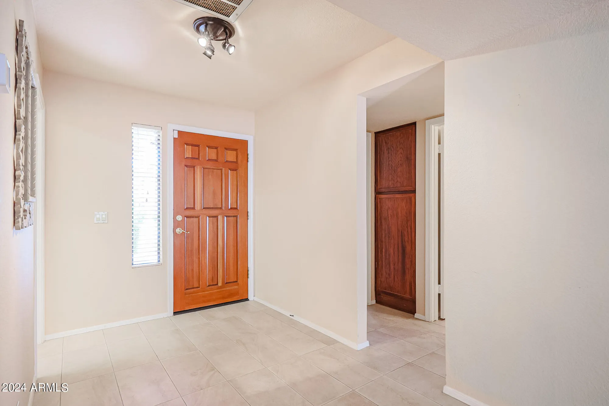 Property Slideshow image 3 of 23 | 9118 w topeka dr, Peoria, AZ, 85382