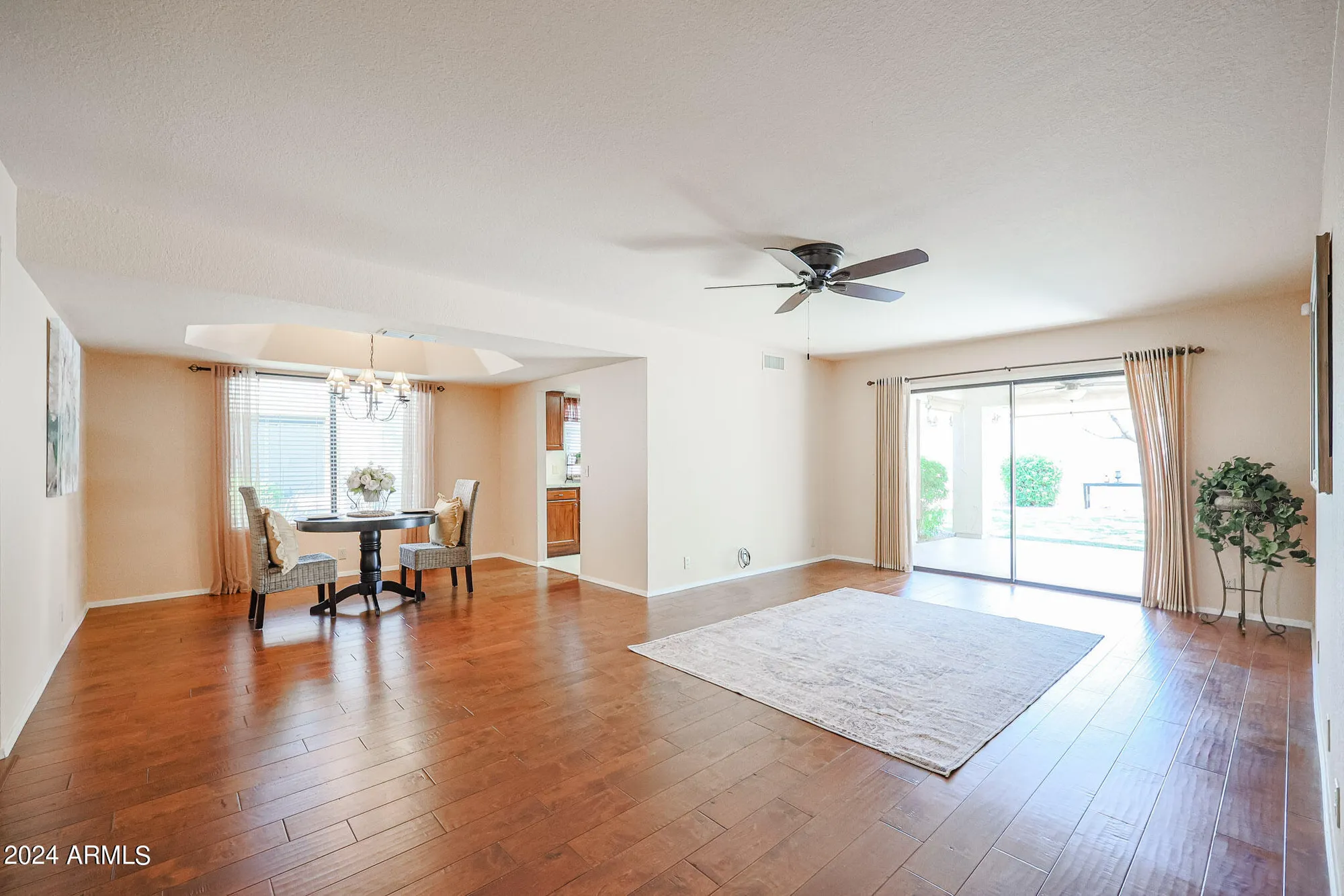 Property Slideshow image 4 of 23 | 9118 w topeka dr, Peoria, AZ, 85382