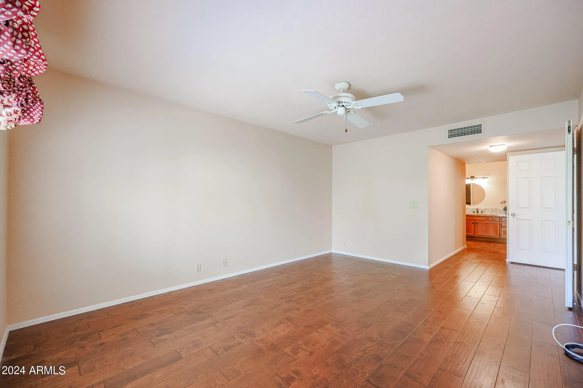 Property Slideshow image 14 of 23 | 9118 w topeka dr, Peoria, AZ, 85382