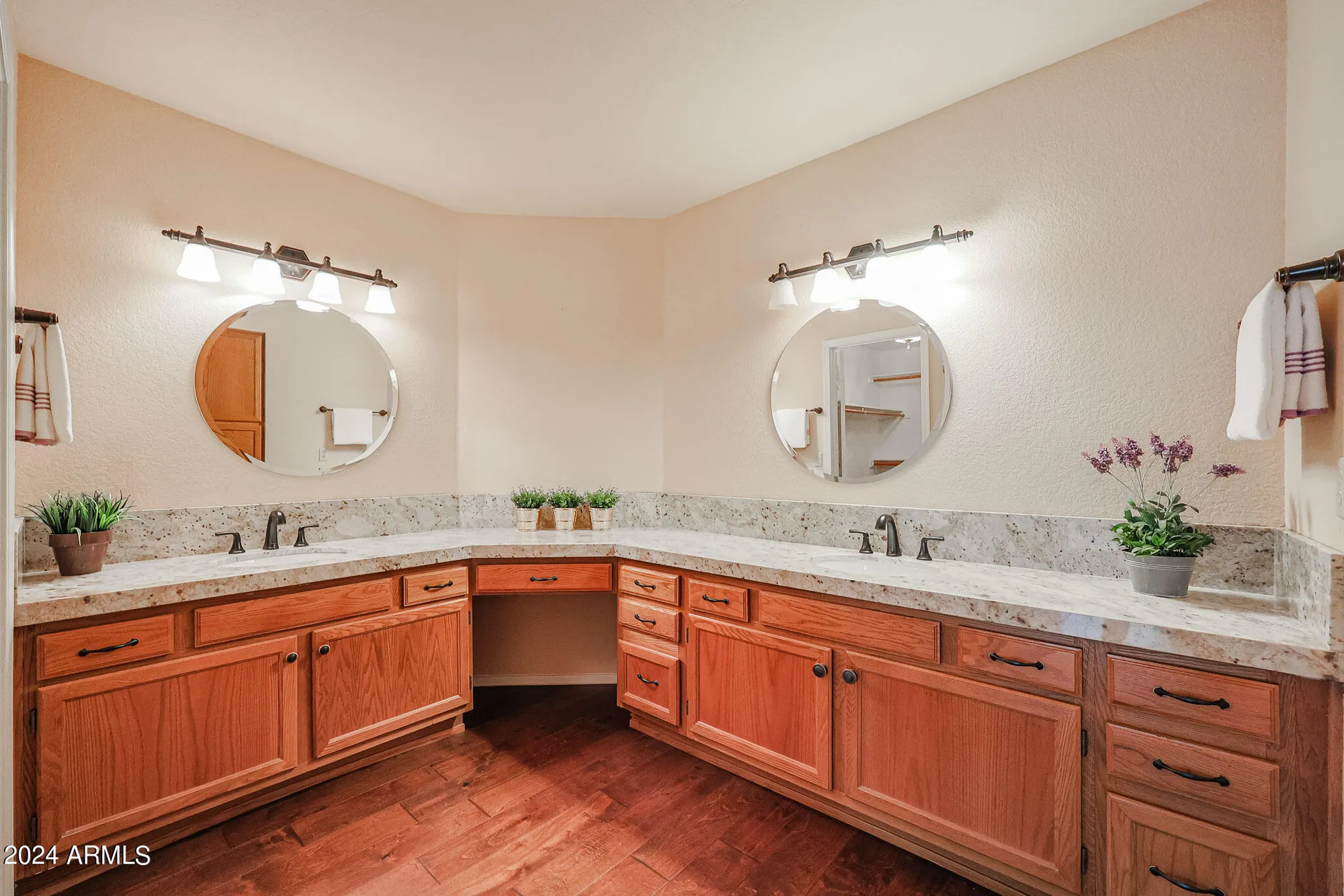 Property Slideshow image 15 of 23 | 9118 w topeka dr, Peoria, AZ, 85382